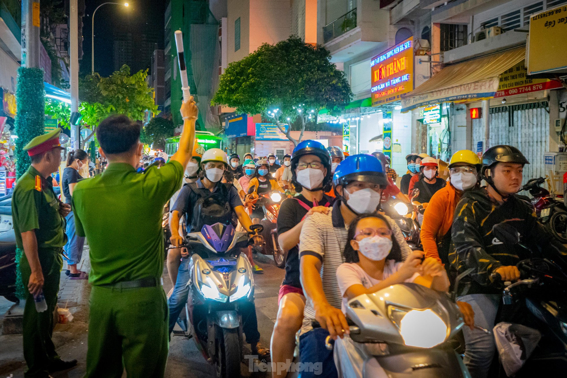 Đêm Trung thu, 'biển người' chen nhau dạo phố lồng đèn lớn nhất TPHCM ảnh 8