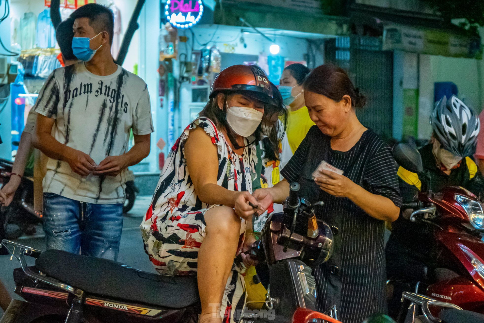 Đêm Trung thu, 'biển người' chen nhau dạo phố lồng đèn lớn nhất TPHCM ảnh 11