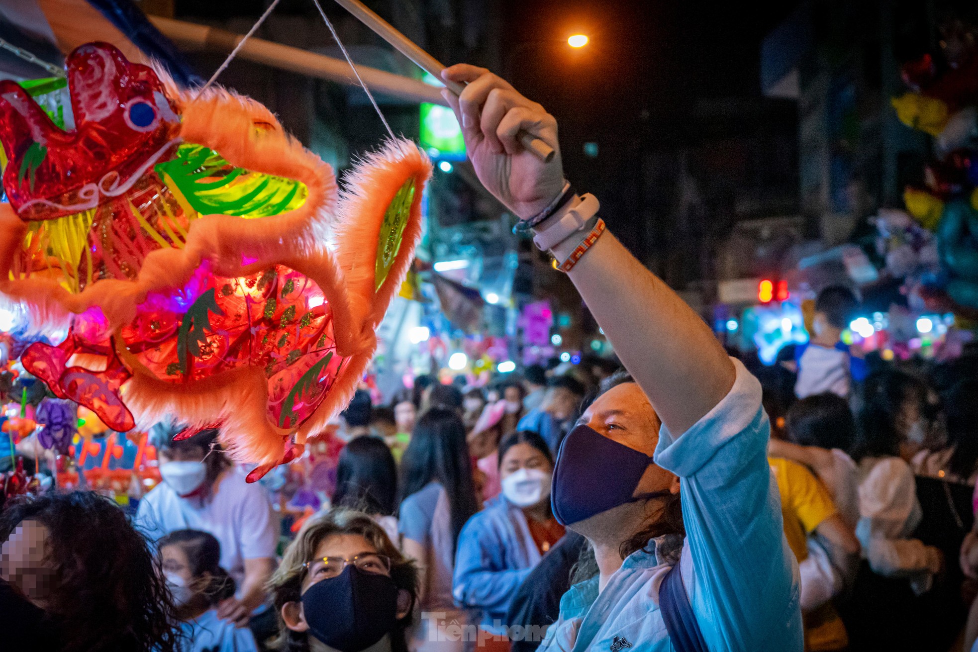 Đêm Trung thu, 'biển người' chen nhau dạo phố lồng đèn lớn nhất TPHCM ảnh 3