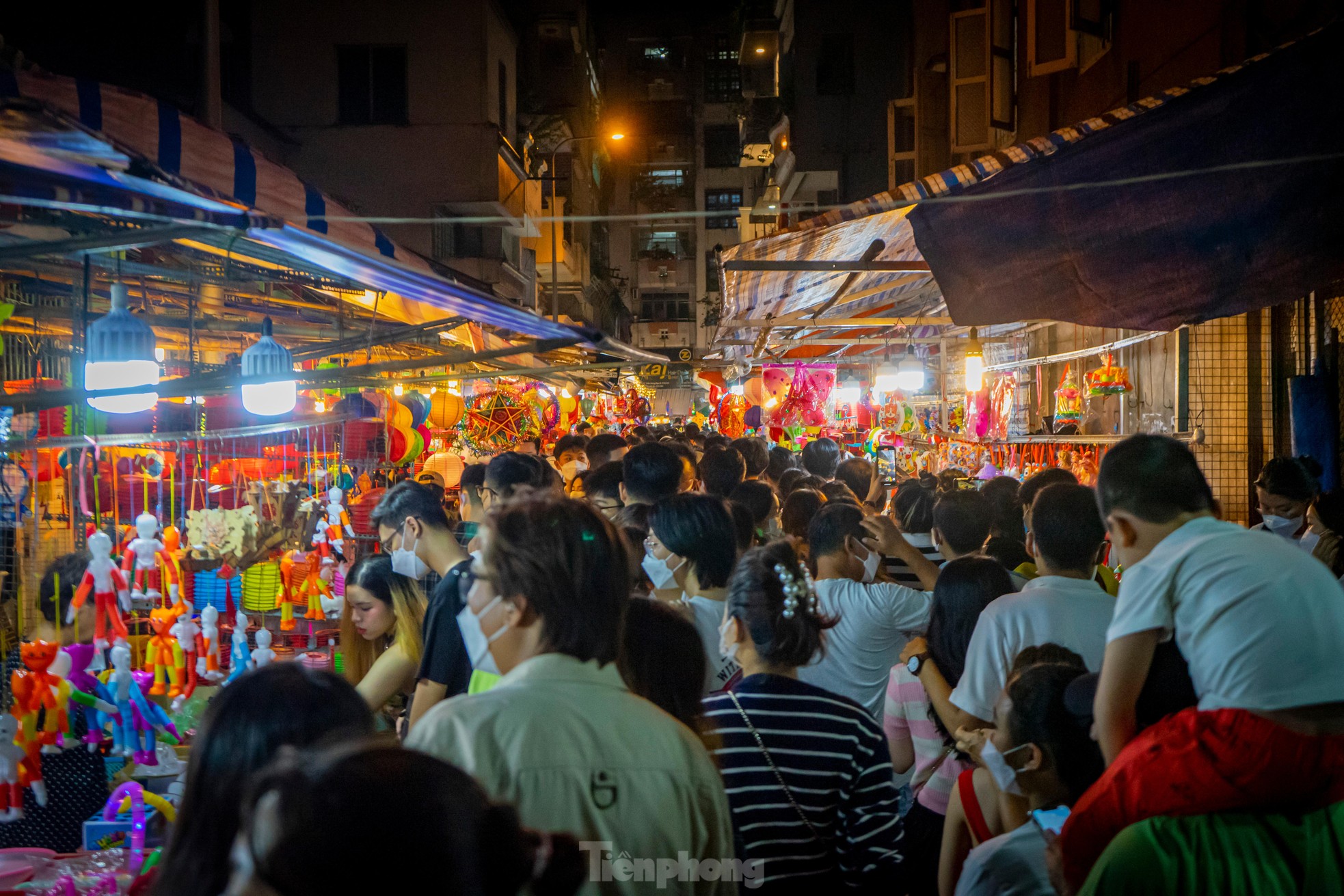 Đêm Trung thu, 'biển người' chen nhau dạo phố lồng đèn lớn nhất TPHCM ảnh 5