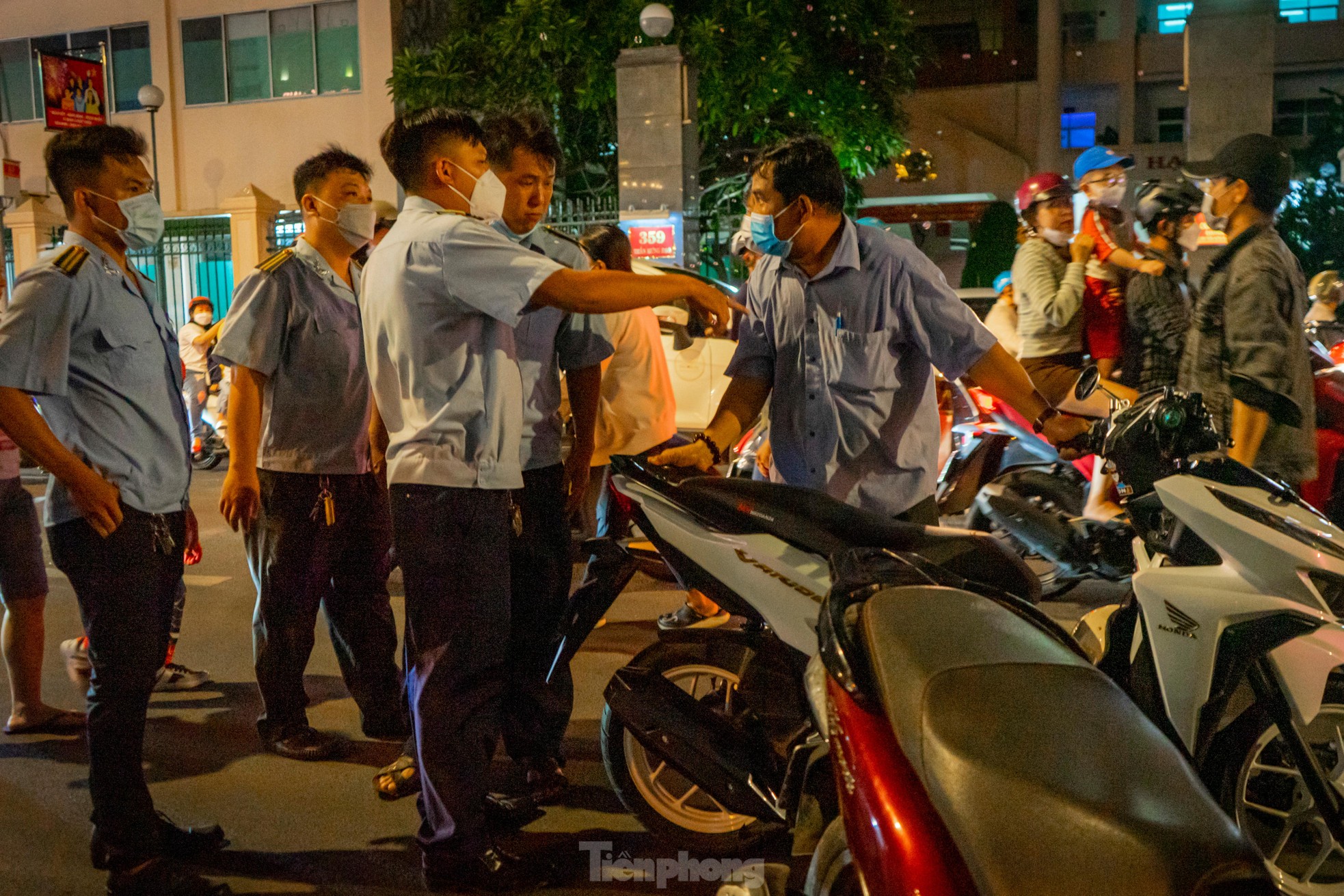 Đêm Trung thu, 'biển người' chen nhau dạo phố lồng đèn lớn nhất TPHCM ảnh 10