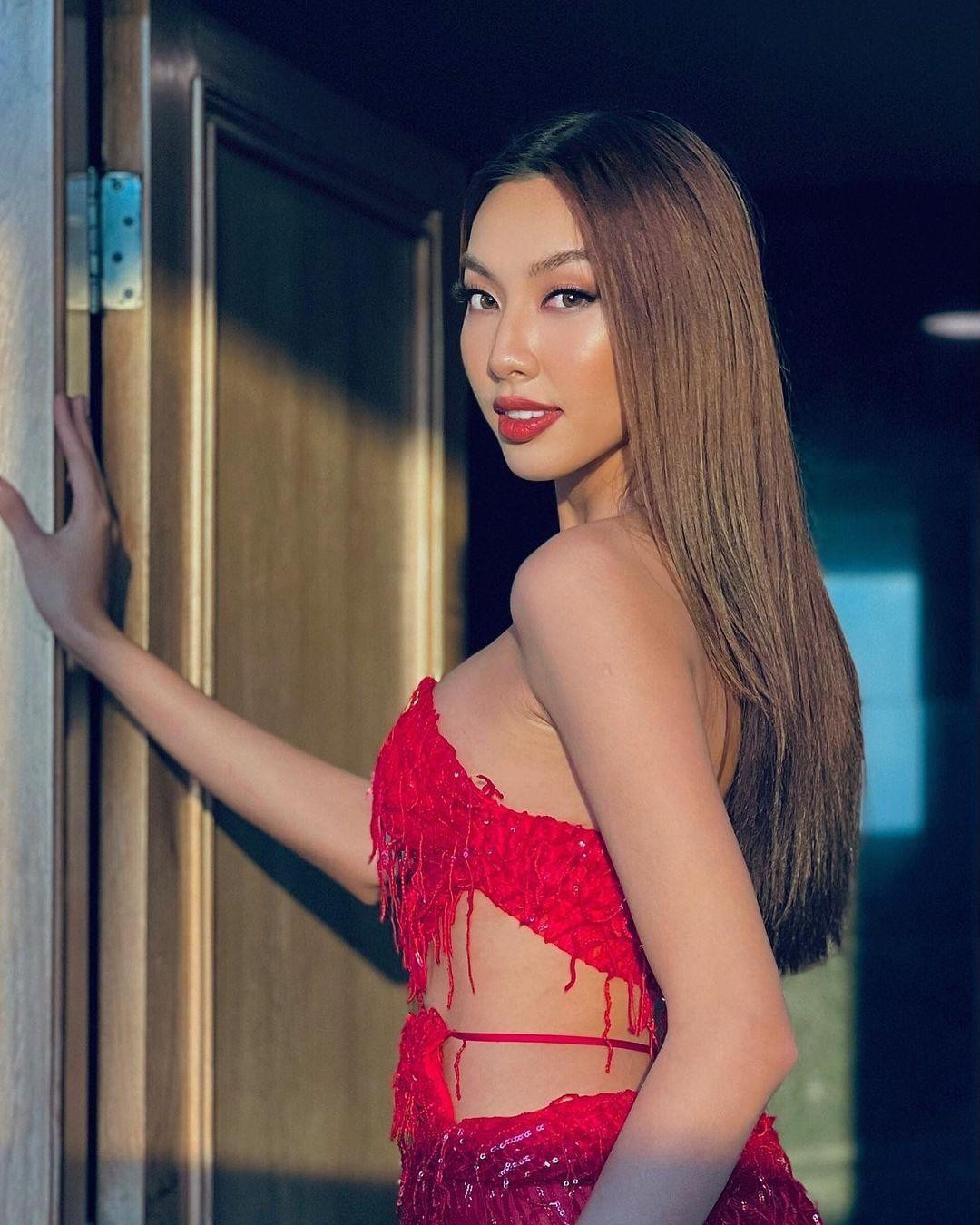Hoa hậu Thuỳ Tiên diện váy cắt xẻ nóng bỏng trên truyền hình Thái Lan dịp đầu năm mới ảnh 4