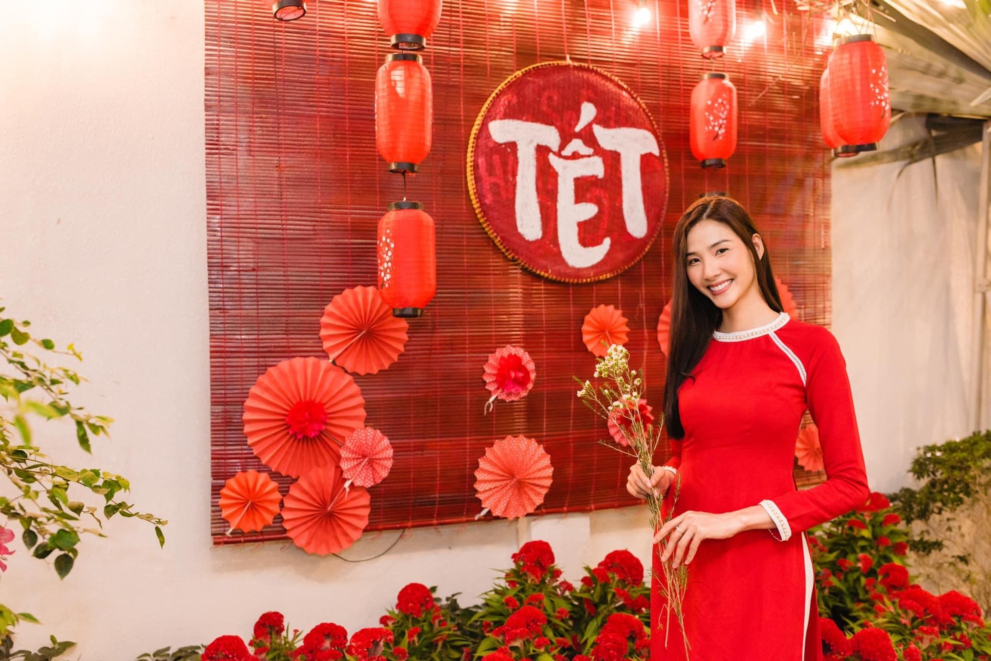 Tiểu Vy diện crop-top táo bạo khoe dáng sexy, H'Hen Niê khoe lưng trần nóng bỏng ảnh 11