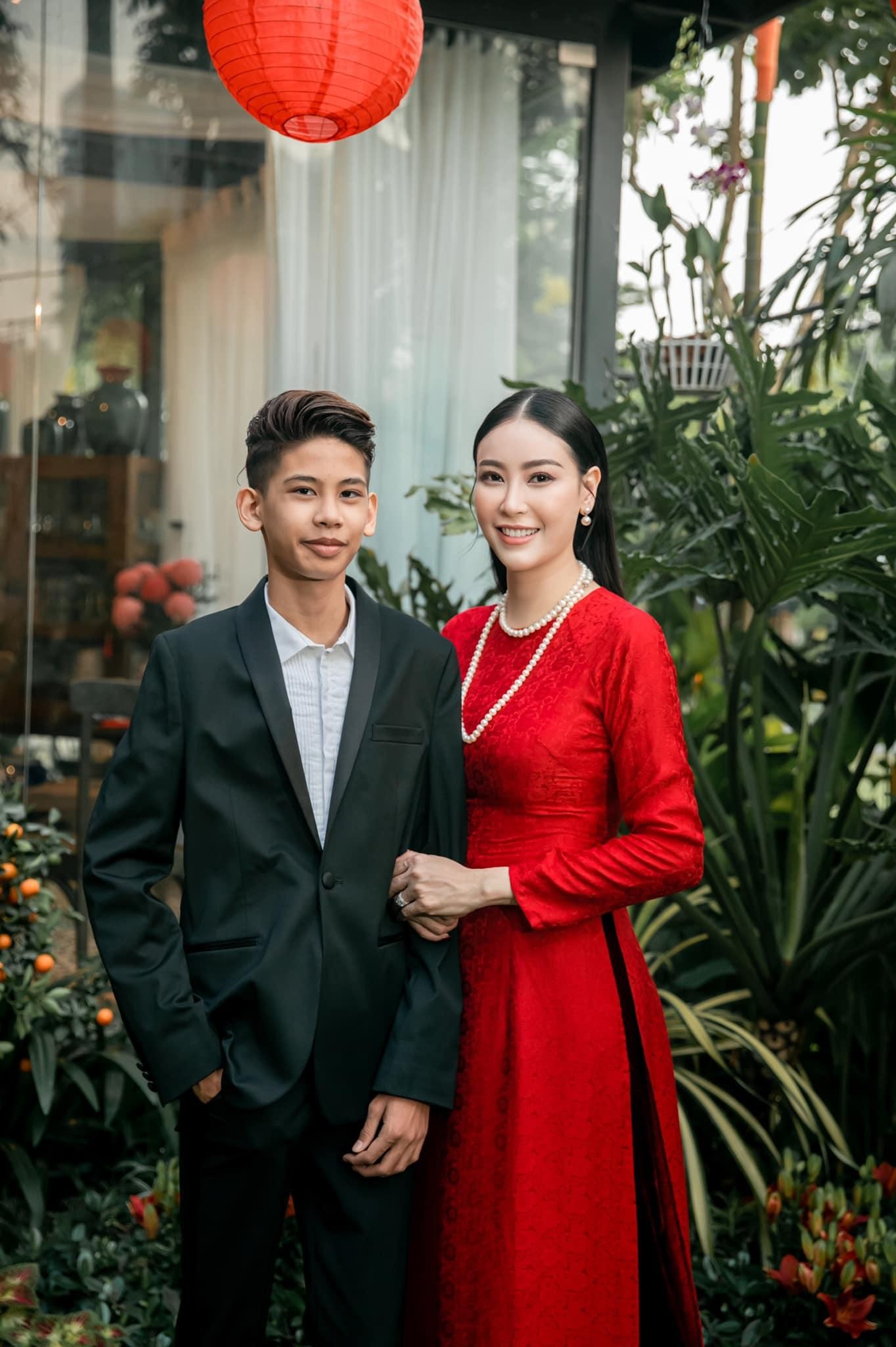 Dàn hoa, á hậu khoe sắc với muôn vàn kiểu áo dài ngày Tết ảnh 20