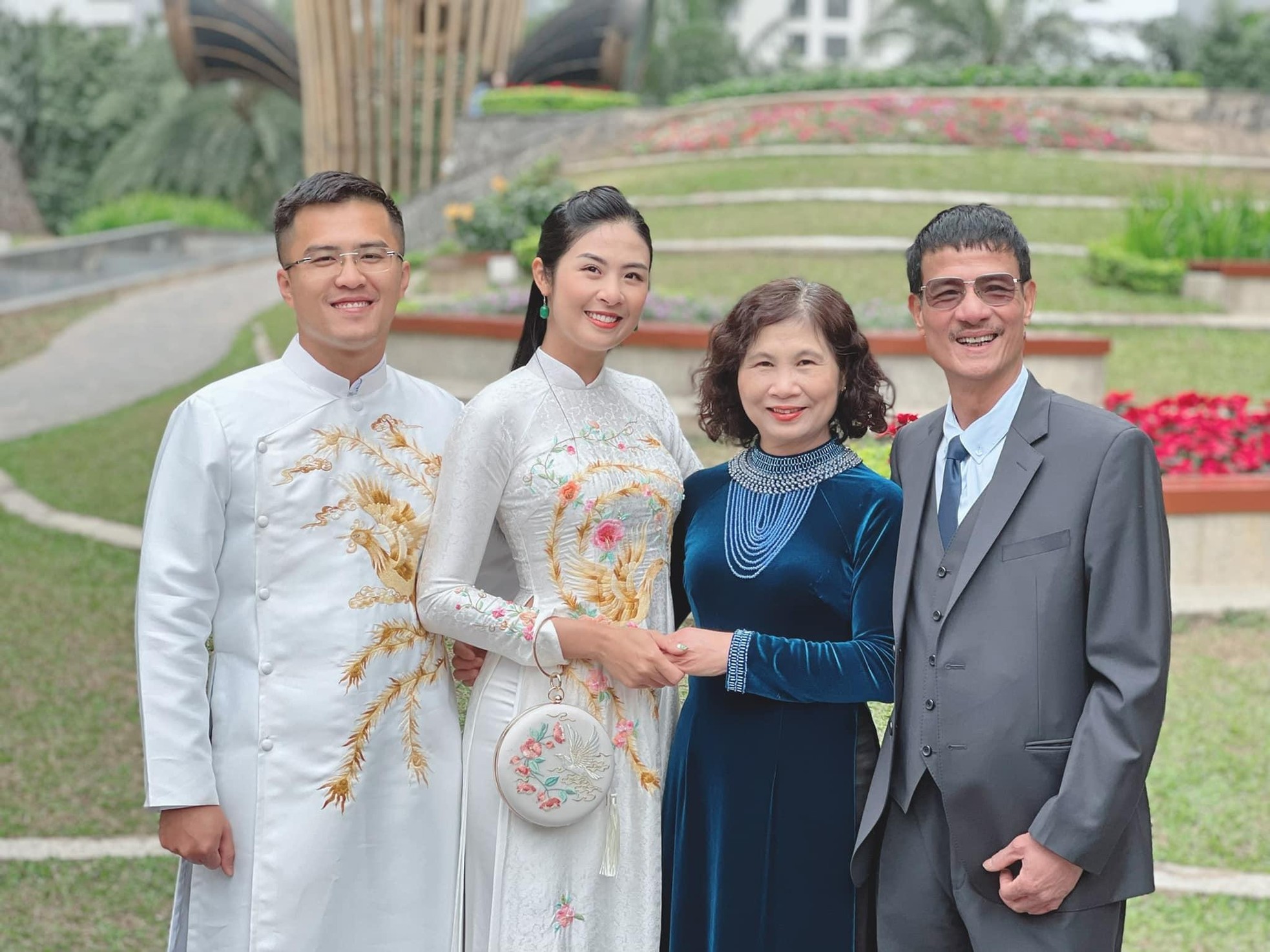 Hoa hậu Ngọc Hân và hôn phu mặc áo dài đôi, tình tứ du Xuân trong ngày đầu năm mới ảnh 4