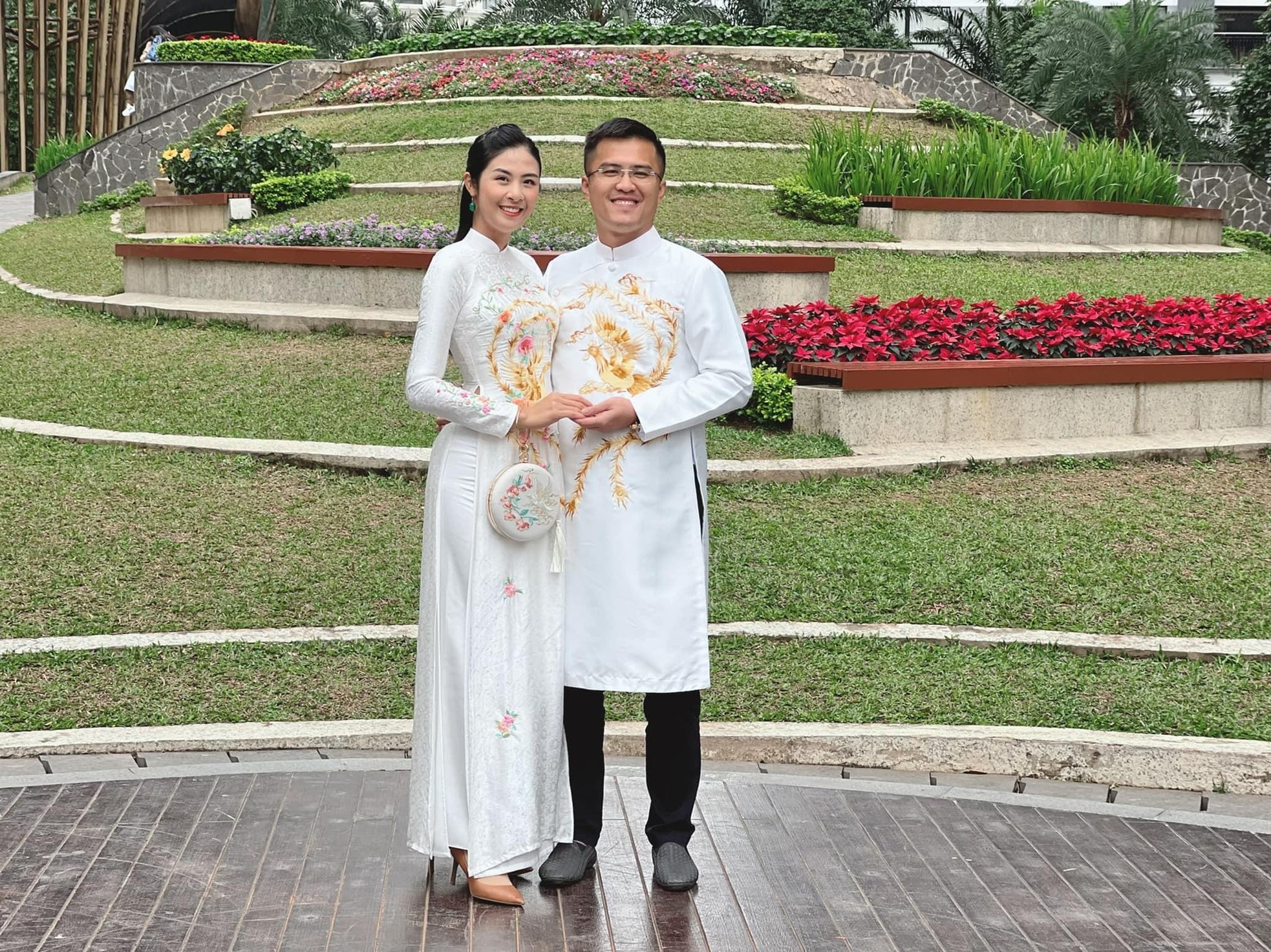 Hoa hậu Ngọc Hân và hôn phu mặc áo dài đôi, tình tứ du Xuân trong ngày đầu năm mới ảnh 1