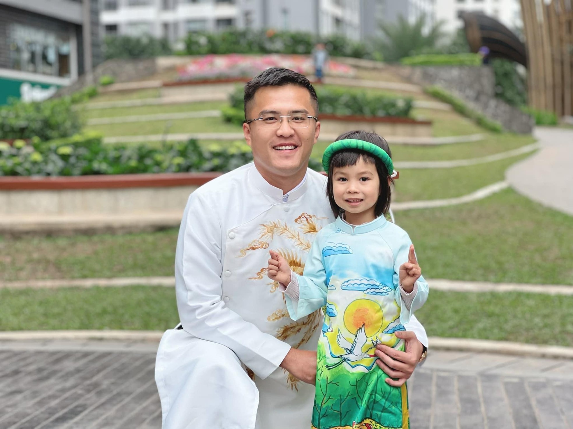 Hoa hậu Ngọc Hân và hôn phu mặc áo dài đôi, tình tứ du Xuân trong ngày đầu năm mới ảnh 10