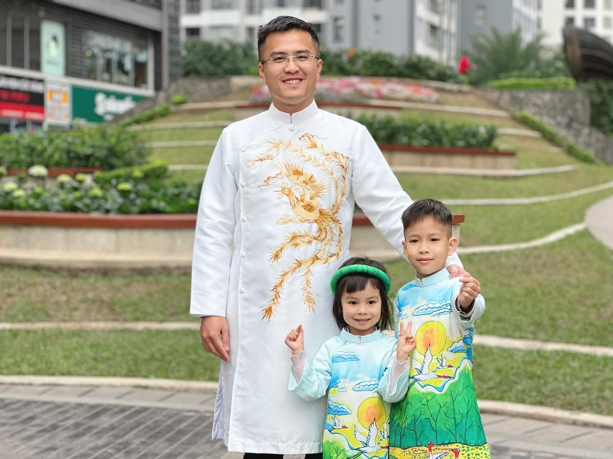 Hoa hậu Ngọc Hân và hôn phu mặc áo dài đôi, tình tứ du Xuân trong ngày đầu năm mới ảnh 9