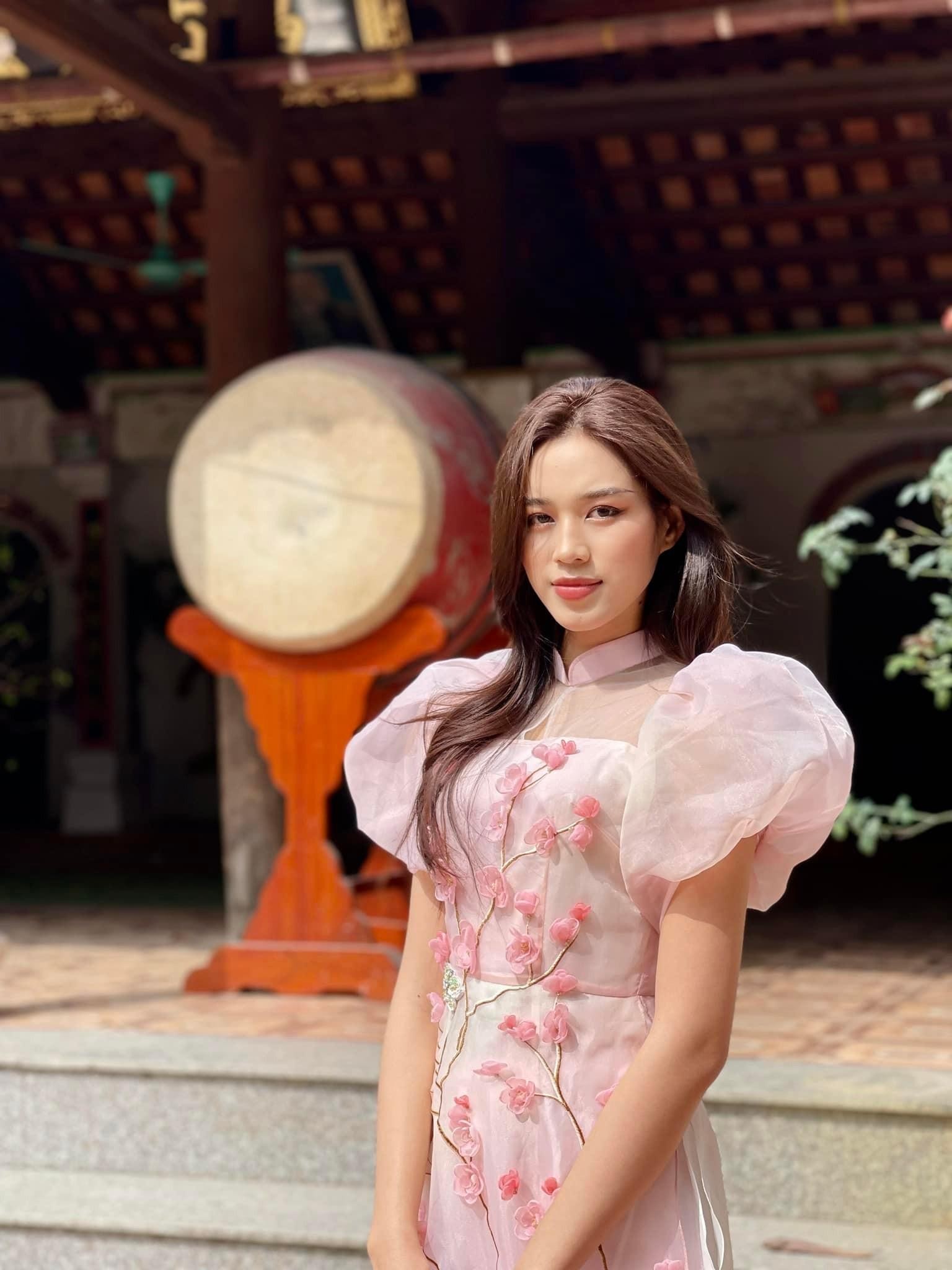 Dàn hoa, á hậu khoe sắc với muôn vàn kiểu áo dài ngày Tết ảnh 3