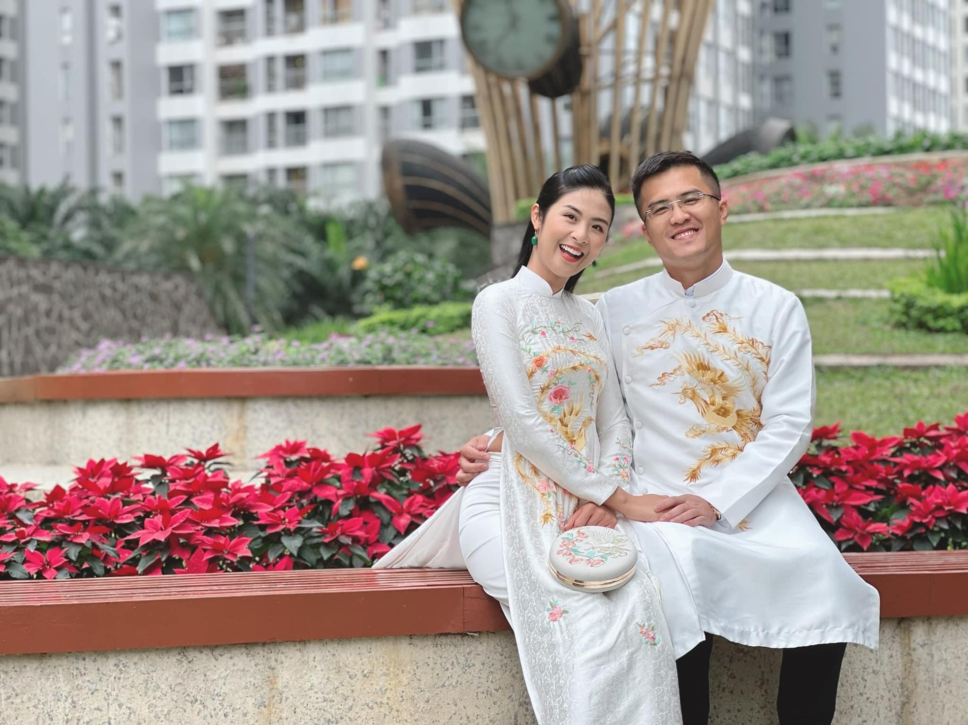 Hoa hậu Ngọc Hân và hôn phu mặc áo dài đôi, tình tứ du Xuân trong ngày đầu năm mới ảnh 7