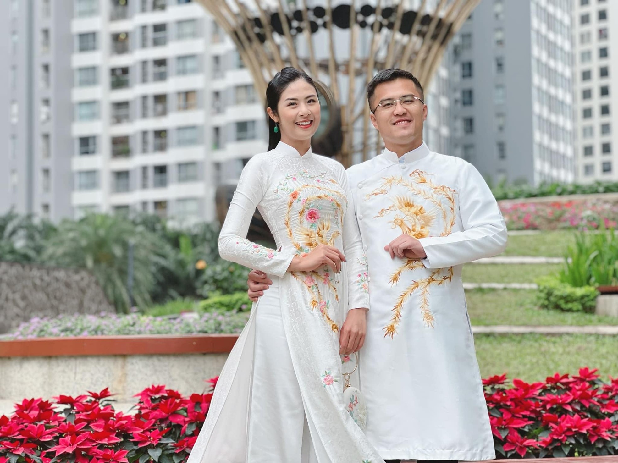 Hoa hậu Ngọc Hân và hôn phu mặc áo dài đôi, tình tứ du Xuân trong ngày đầu năm mới ảnh 6