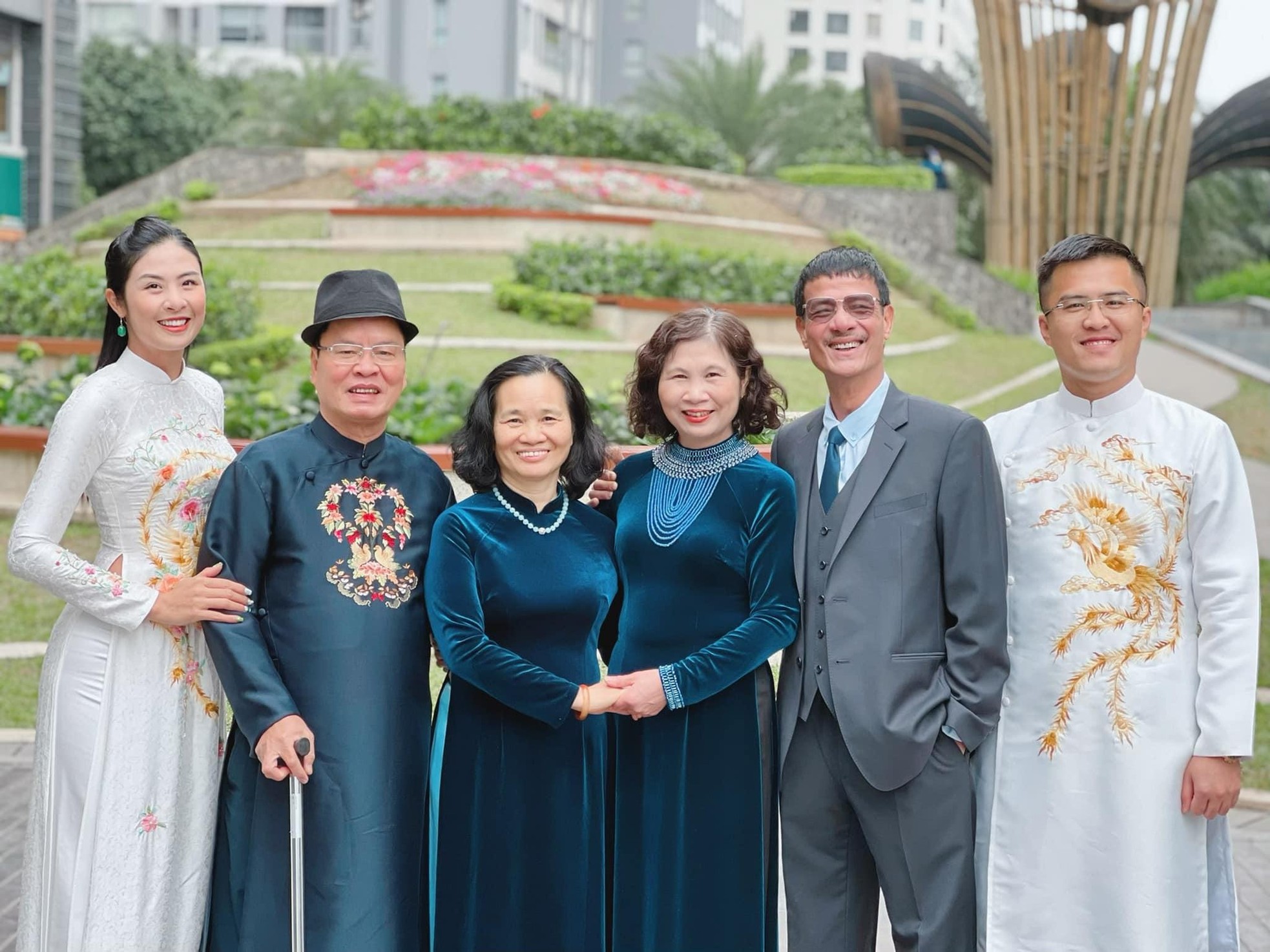Hoa hậu Ngọc Hân và hôn phu mặc áo dài đôi, tình tứ du Xuân trong ngày đầu năm mới ảnh 3