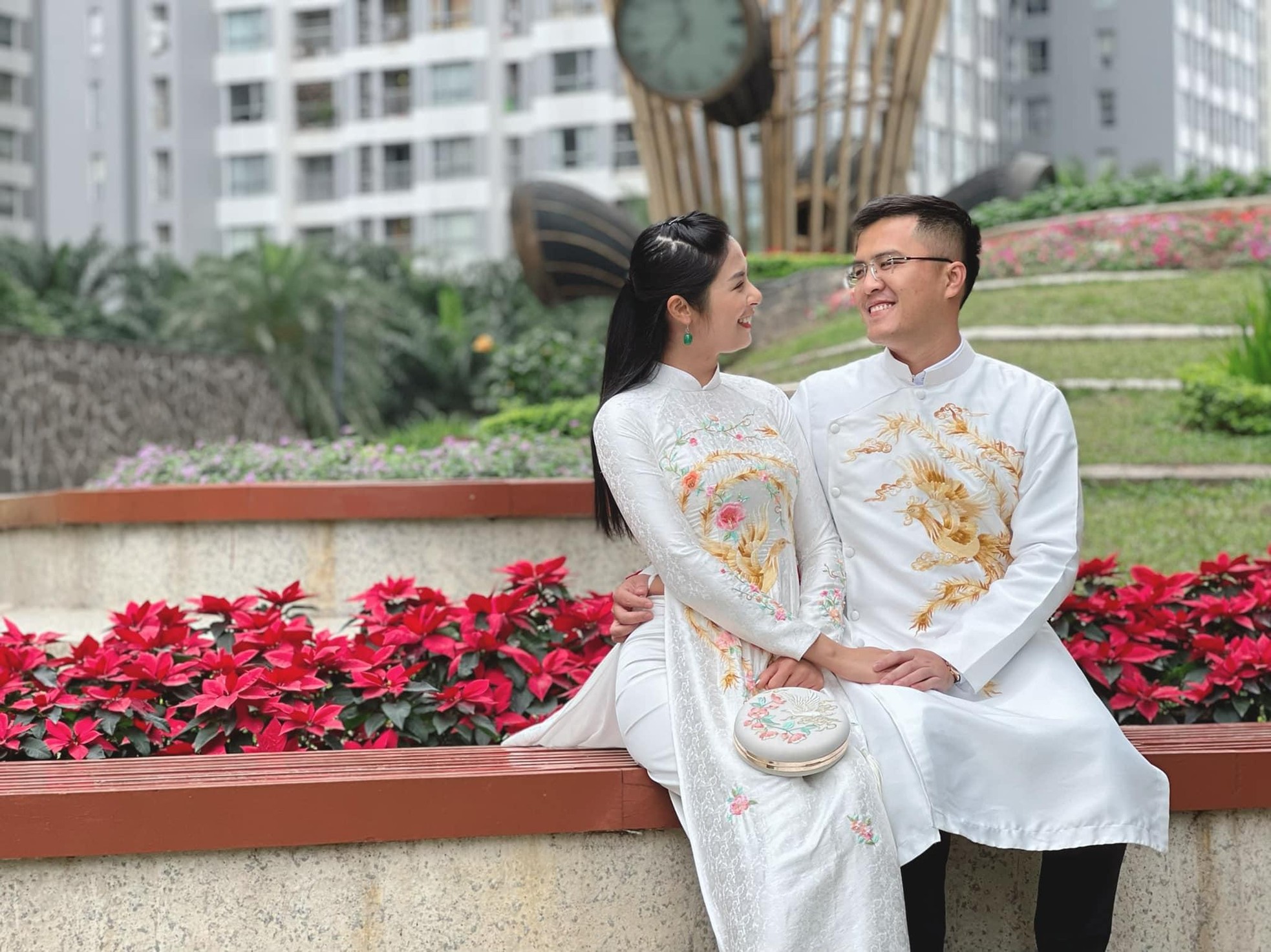 Hoa hậu Ngọc Hân và hôn phu mặc áo dài đôi, tình tứ du Xuân trong ngày đầu năm mới ảnh 5