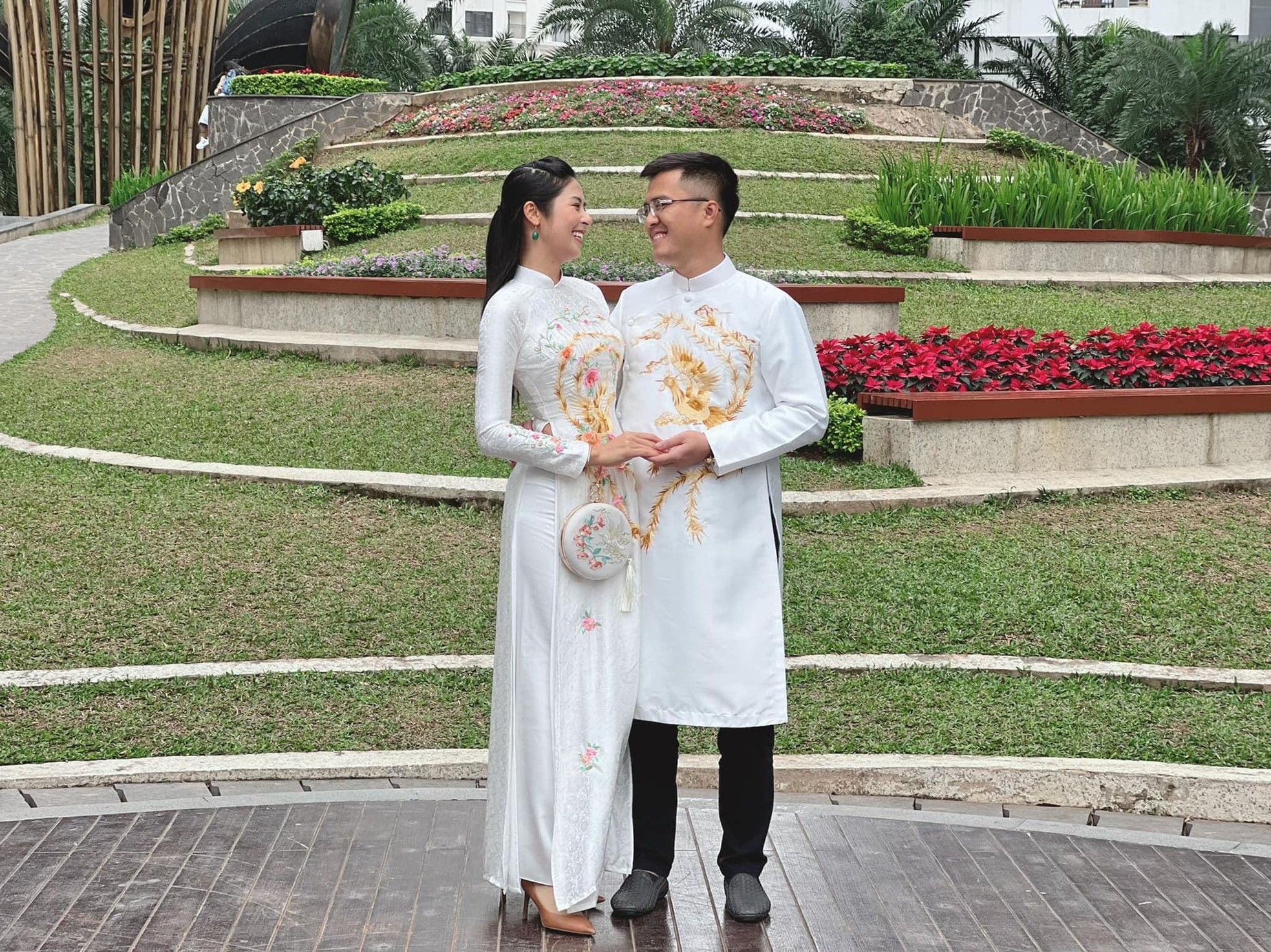 Hoa hậu Ngọc Hân và hôn phu mặc áo dài đôi, tình tứ du Xuân trong ngày đầu năm mới ảnh 8