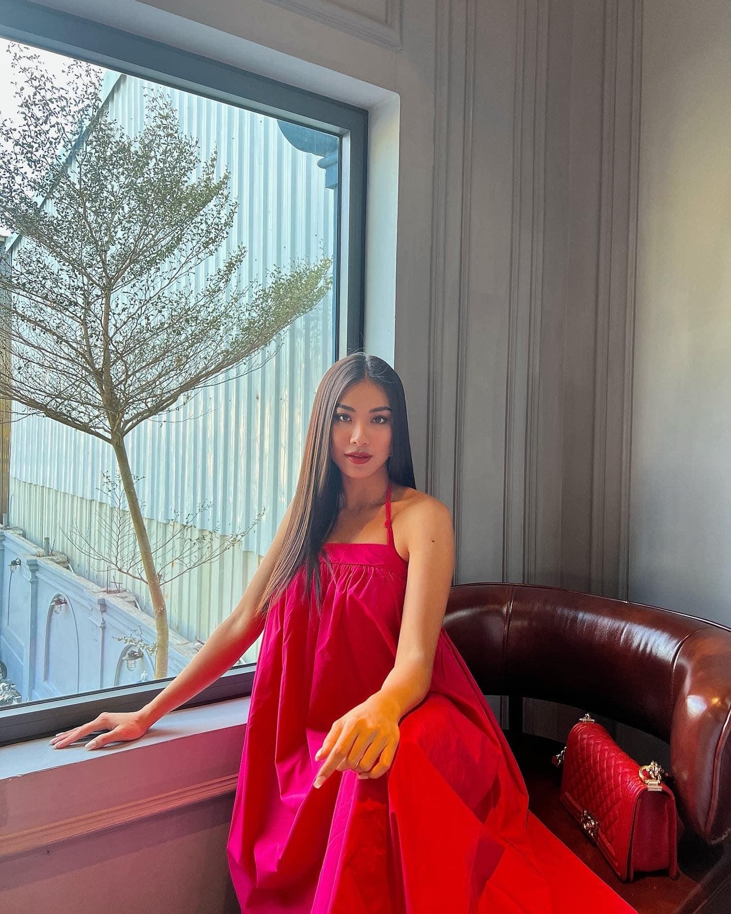 Đỗ Thị Hà đi du Xuân đẹp như fashionista, Lương Thuỳ Linh trễ nải vai trần nóng bỏng ảnh 12