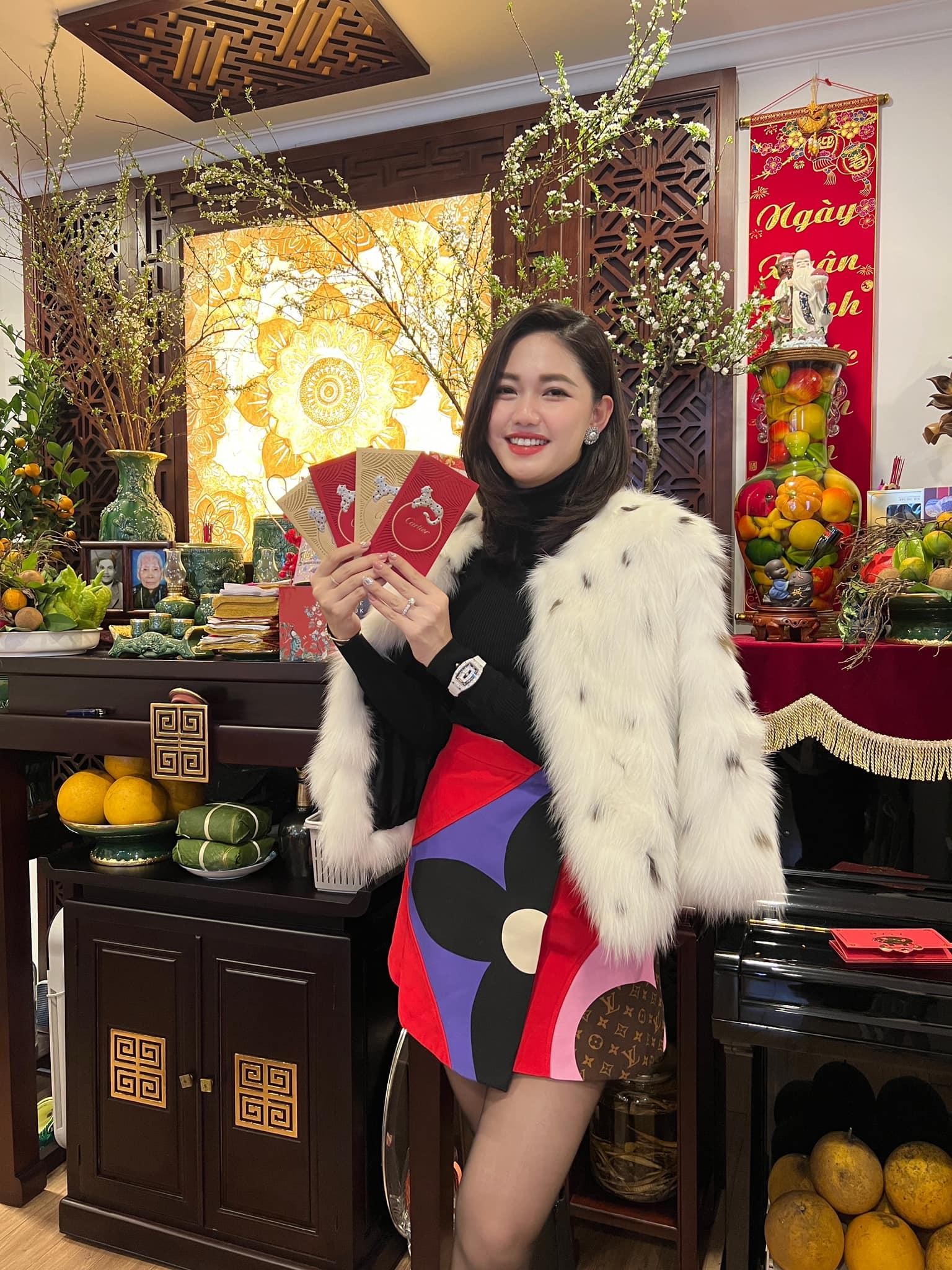 Đỗ Thị Hà đi du Xuân đẹp như fashionista, Lương Thuỳ Linh trễ nải vai trần nóng bỏng ảnh 11