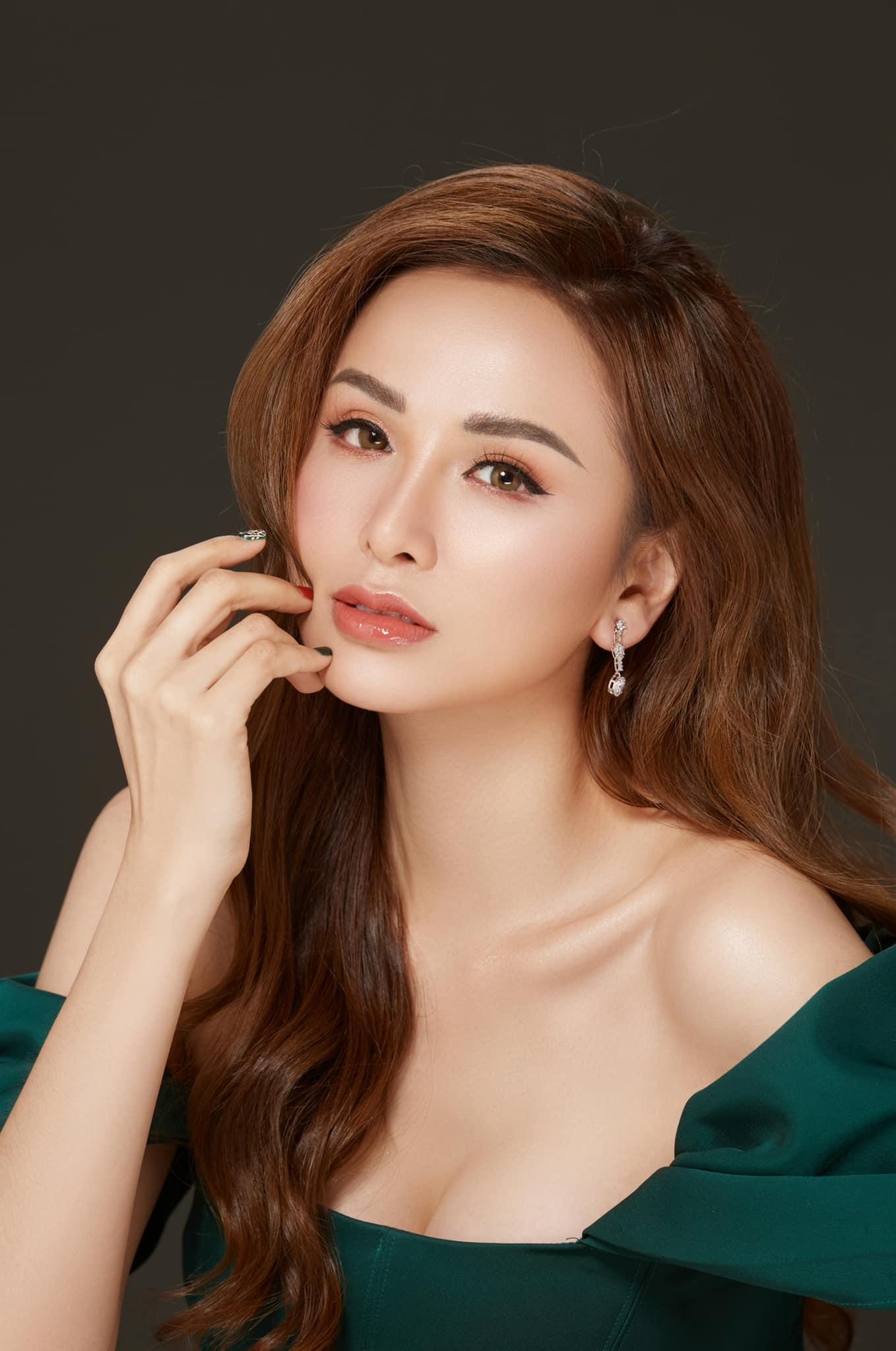 Đỗ Thị Hà đi du Xuân đẹp như fashionista, Lương Thuỳ Linh trễ nải vai trần nóng bỏng ảnh 10