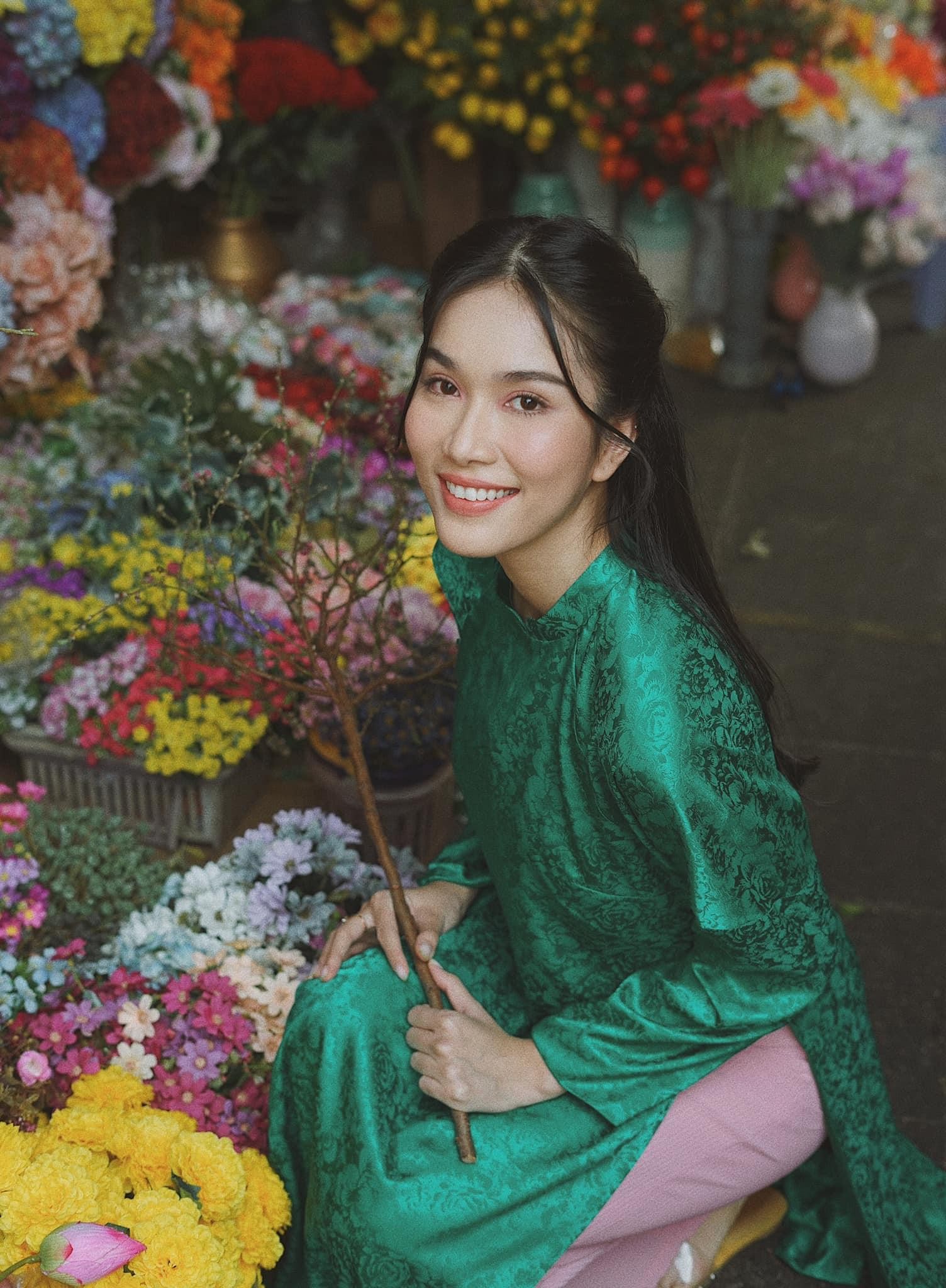Đỗ Thị Hà đi du Xuân đẹp như fashionista, Lương Thuỳ Linh trễ nải vai trần nóng bỏng ảnh 8