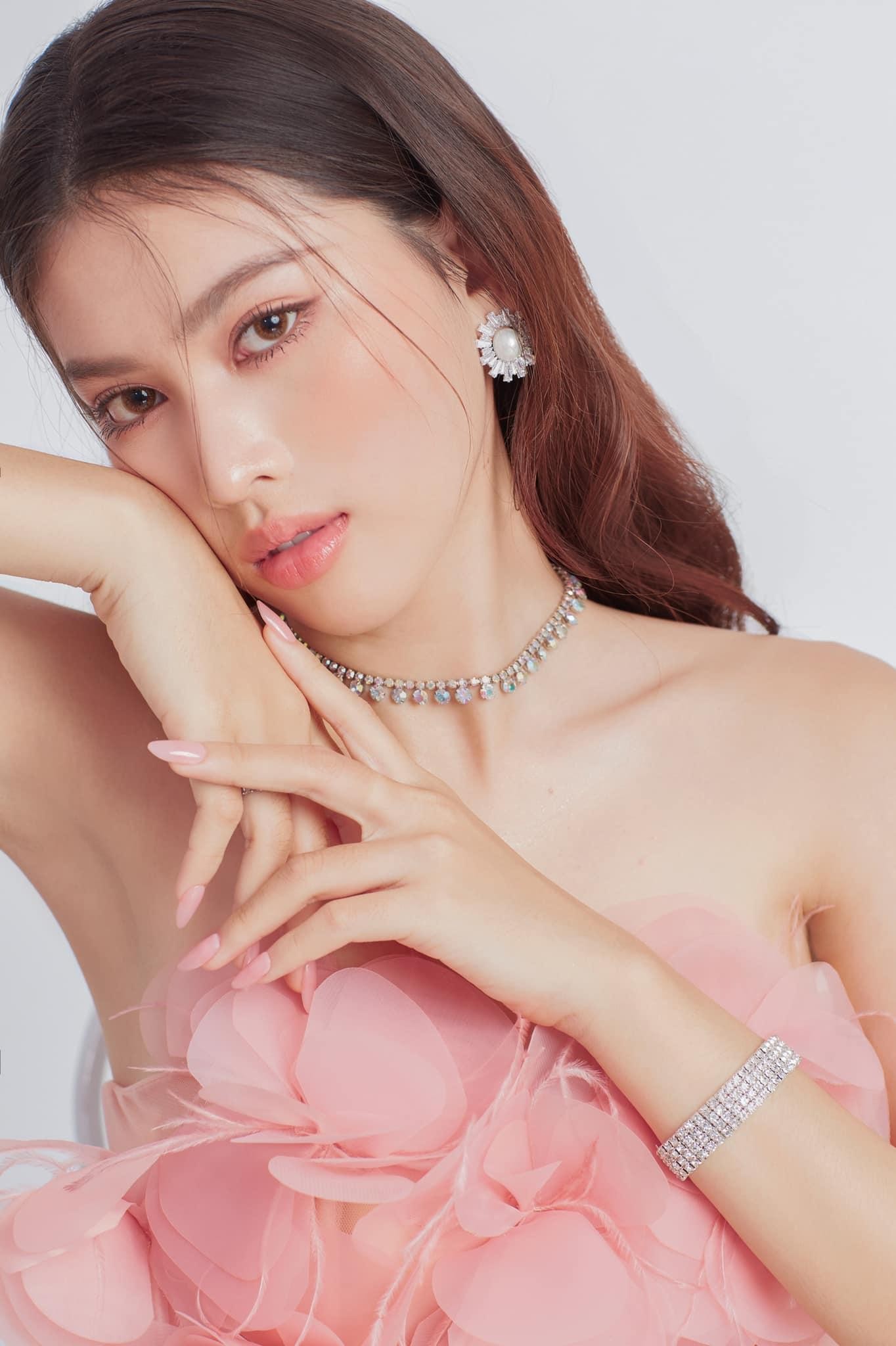 Đỗ Thị Hà đi du Xuân đẹp như fashionista, Lương Thuỳ Linh trễ nải vai trần nóng bỏng ảnh 5