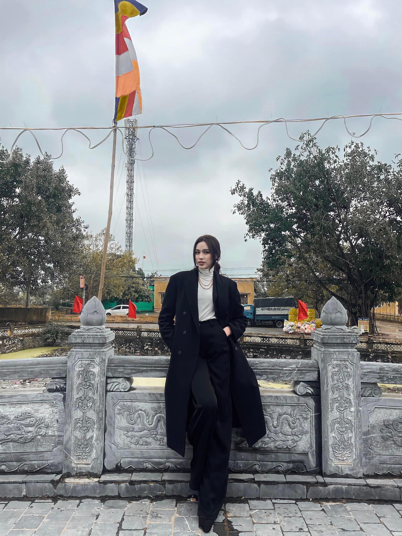 Đỗ Thị Hà đi du Xuân đẹp như fashionista, Lương Thuỳ Linh trễ nải vai trần nóng bỏng ảnh 4