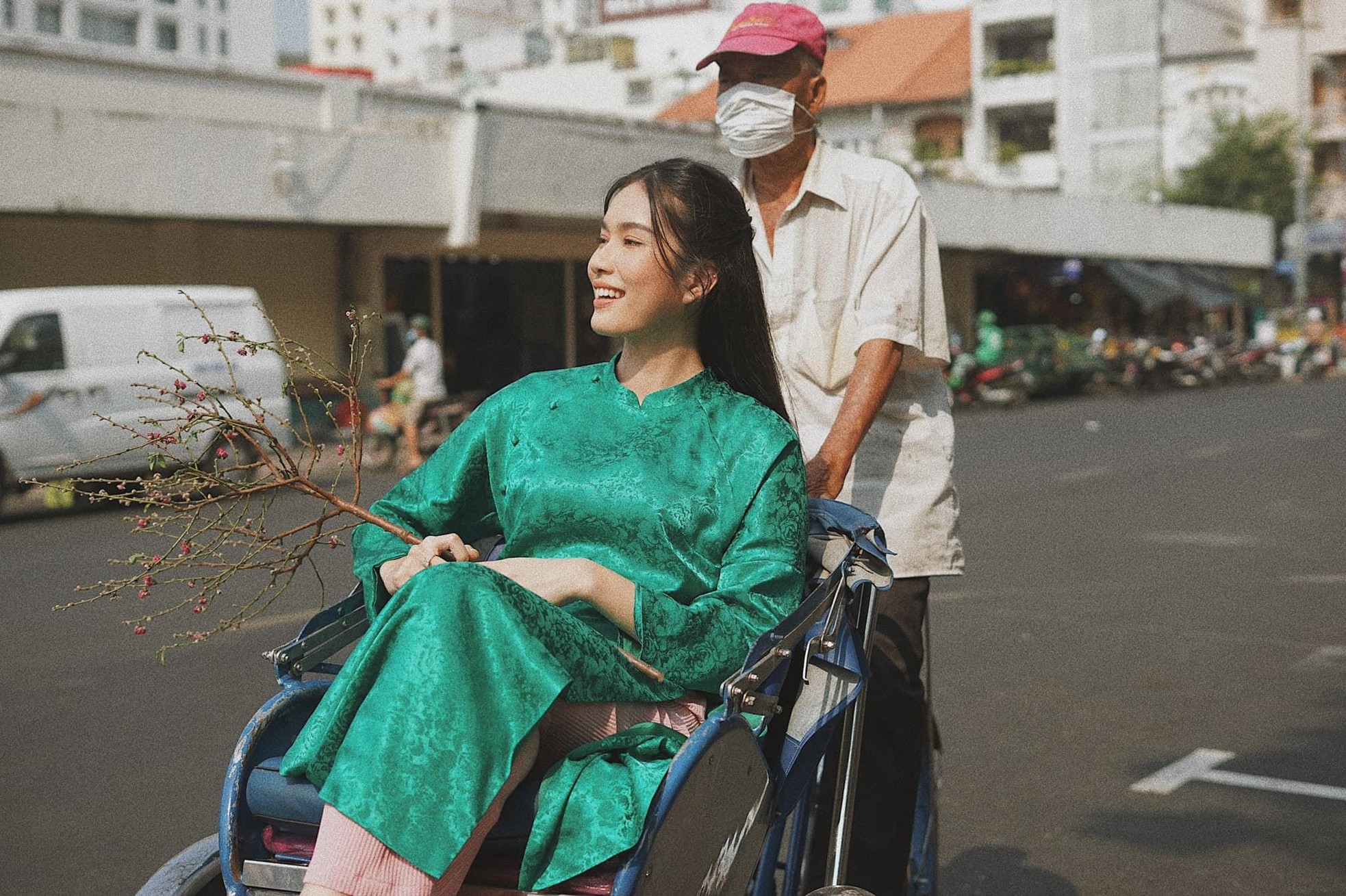 Đỗ Thị Hà đi du Xuân đẹp như fashionista, Lương Thuỳ Linh trễ nải vai trần nóng bỏng ảnh 7