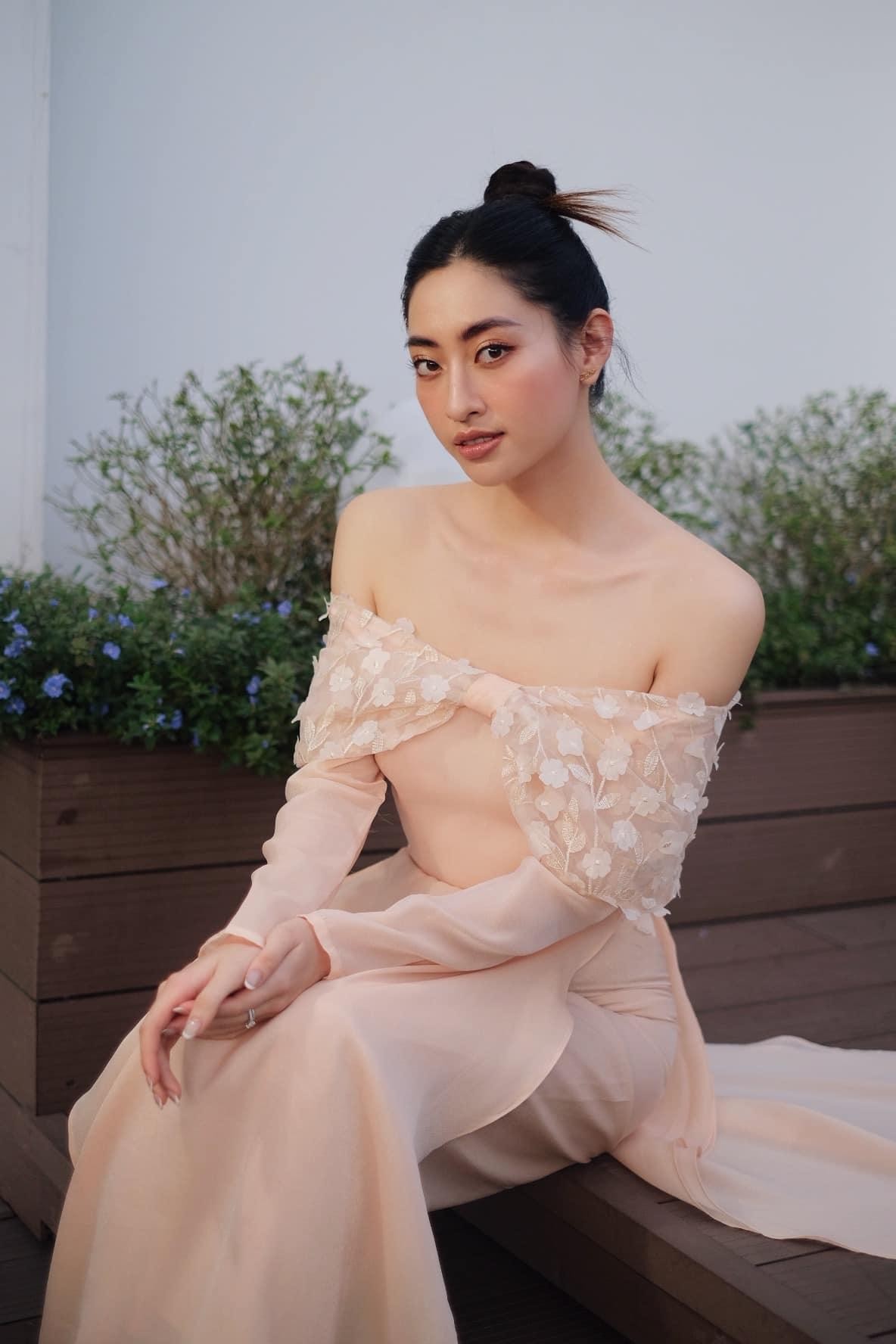 Đỗ Thị Hà đi du Xuân đẹp như fashionista, Lương Thuỳ Linh trễ nải vai trần nóng bỏng ảnh 1