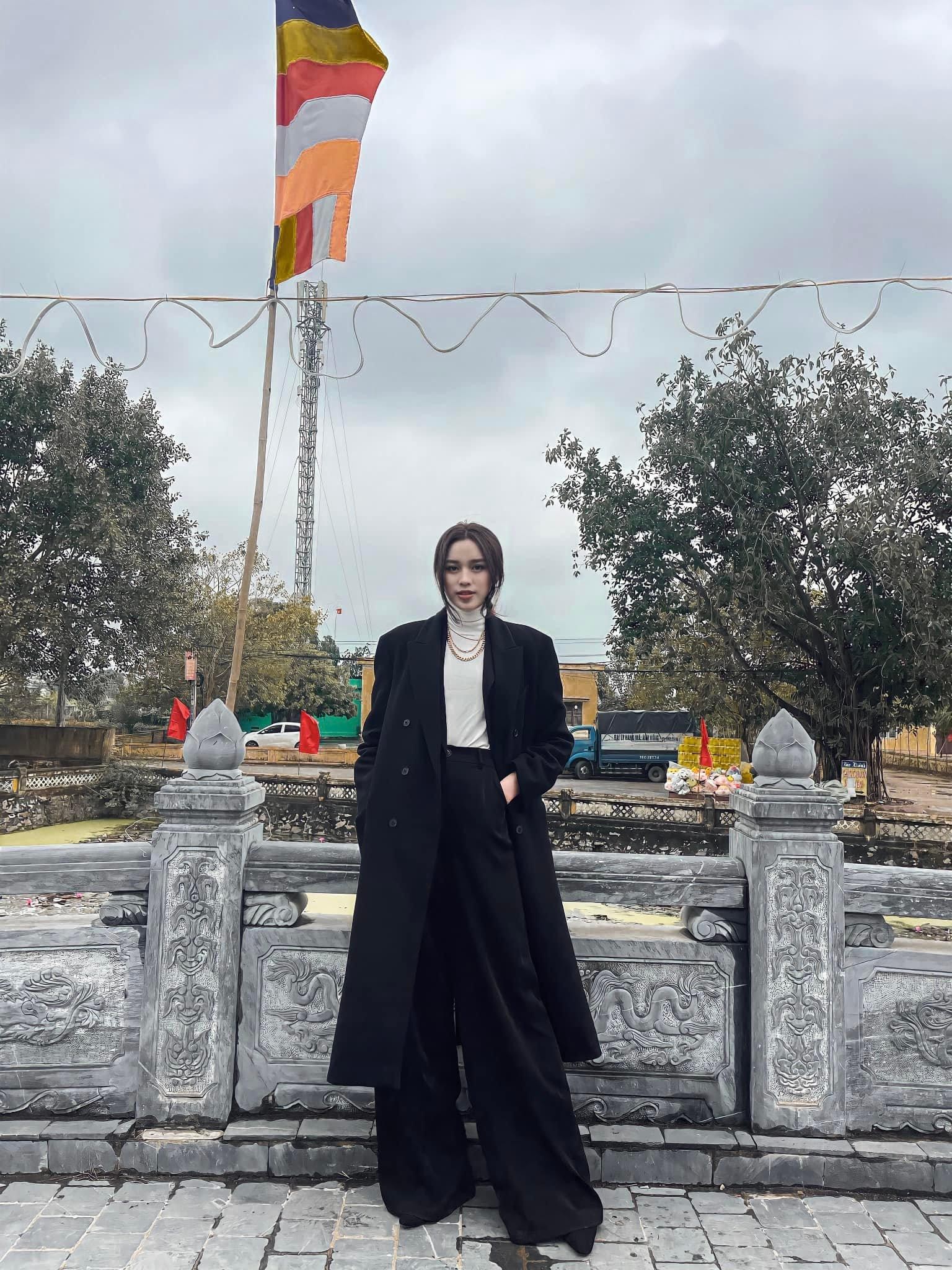 Đỗ Thị Hà đi du Xuân đẹp như fashionista, Lương Thuỳ Linh trễ nải vai trần nóng bỏng ảnh 3