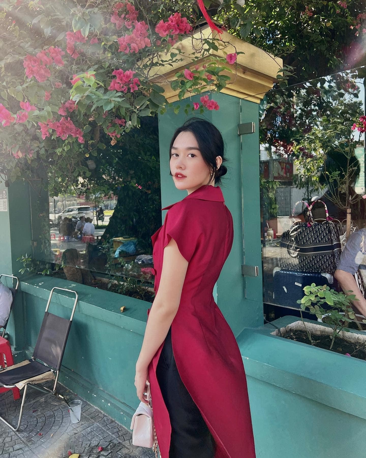 Hoa hậu Thuỳ Tiên khoe vai trần quyến rũ, khoe sắc bên 'hội chị em bông hậu' ngày đầu năm ảnh 9