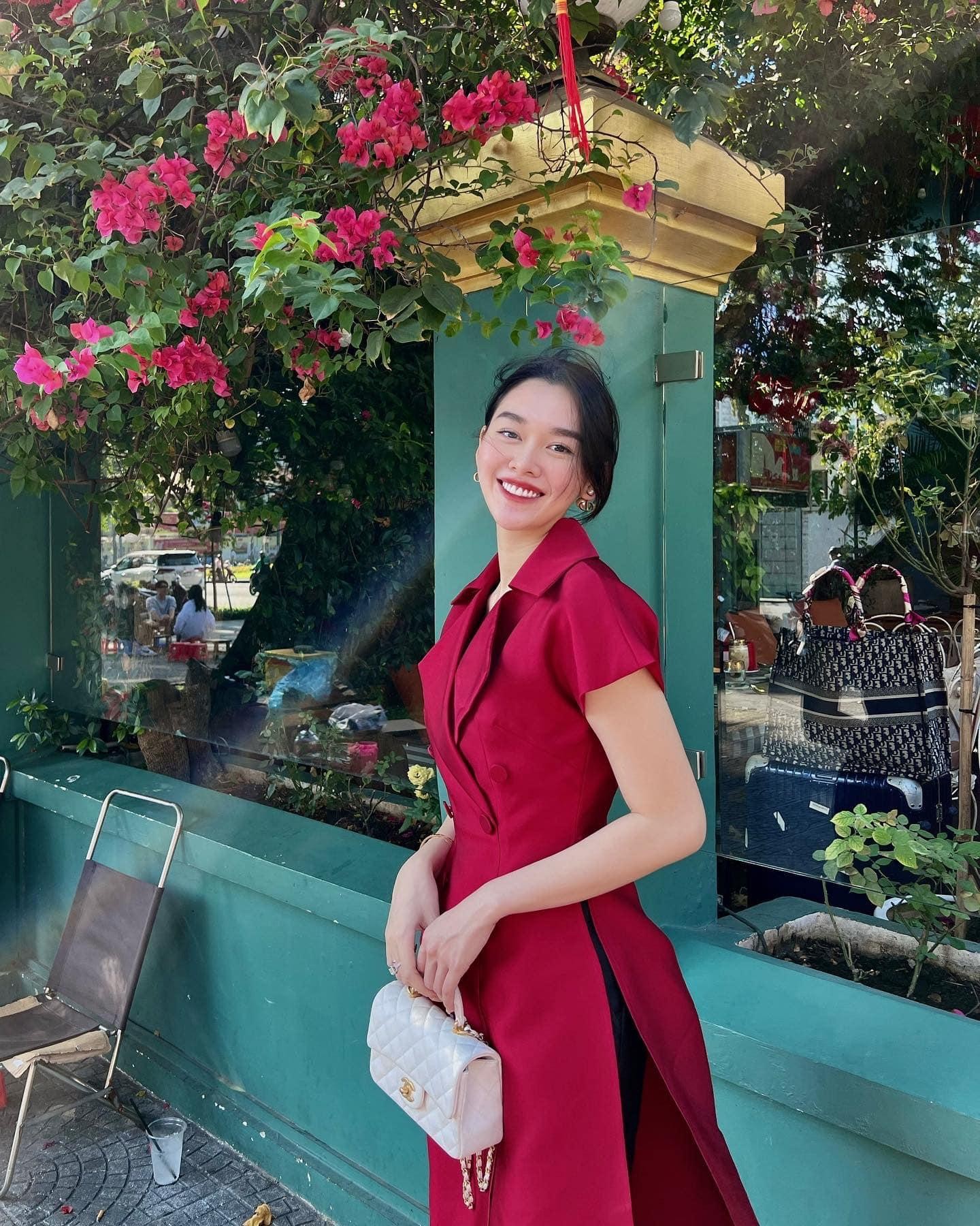 Hoa hậu Thuỳ Tiên khoe vai trần quyến rũ, khoe sắc bên 'hội chị em bông hậu' ngày đầu năm ảnh 10