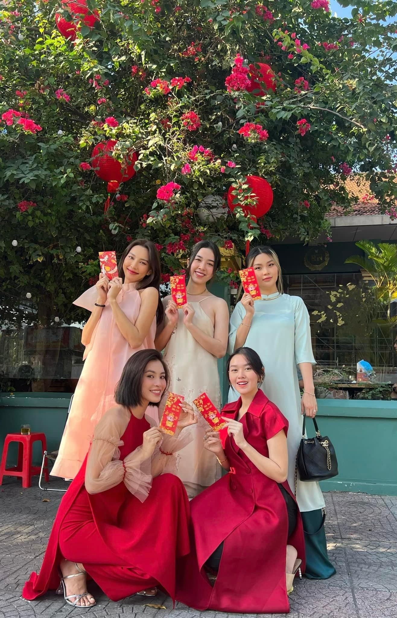 Hoa hậu Thuỳ Tiên khoe vai trần quyến rũ, khoe sắc bên 'hội chị em bông hậu' ngày đầu năm ảnh 5