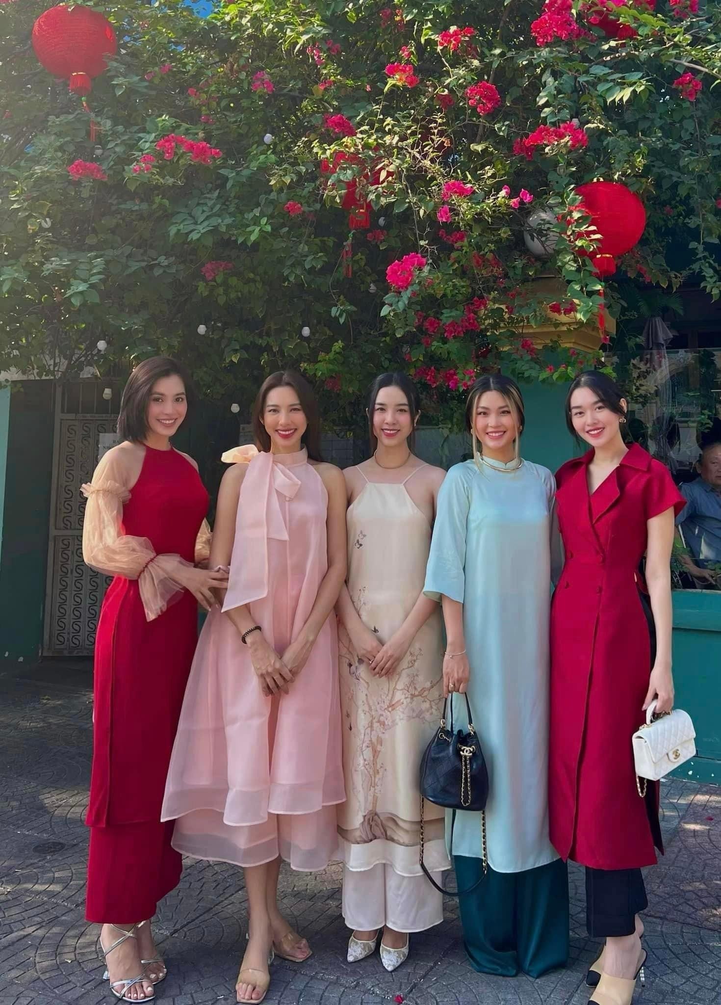 Hoa hậu Thuỳ Tiên khoe vai trần quyến rũ, khoe sắc bên 'hội chị em bông hậu' ngày đầu năm ảnh 1