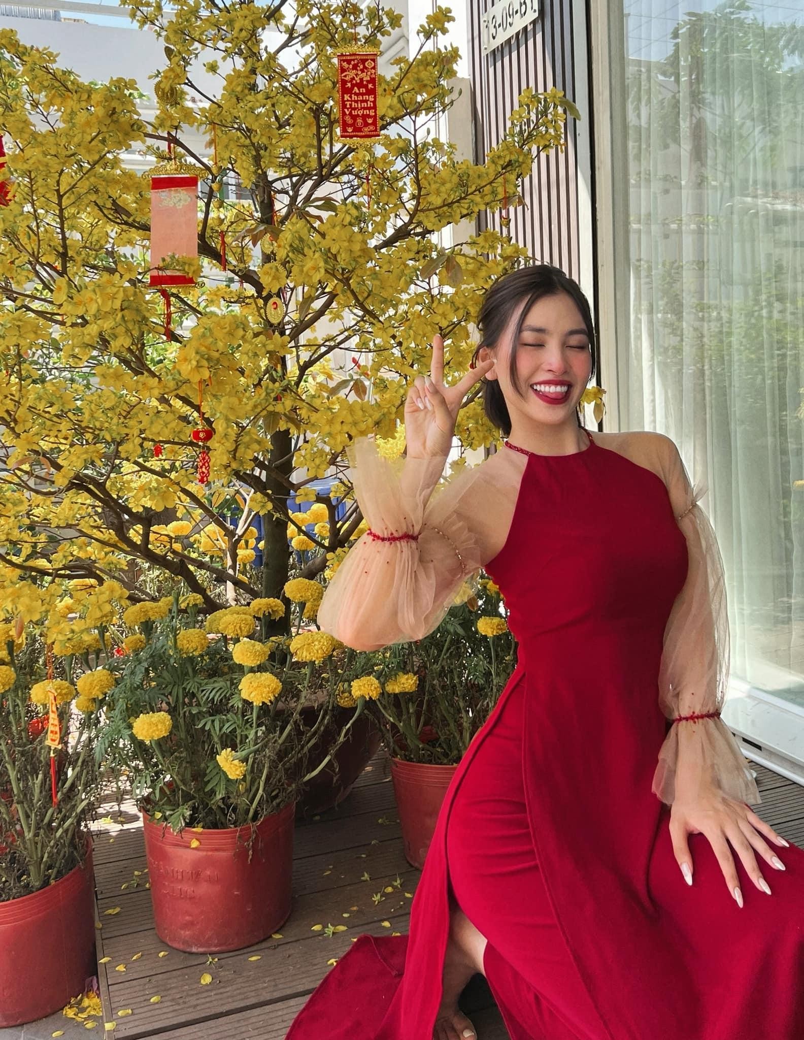 Hoa hậu Thuỳ Tiên khoe vai trần quyến rũ, khoe sắc bên 'hội chị em bông hậu' ngày đầu năm ảnh 7