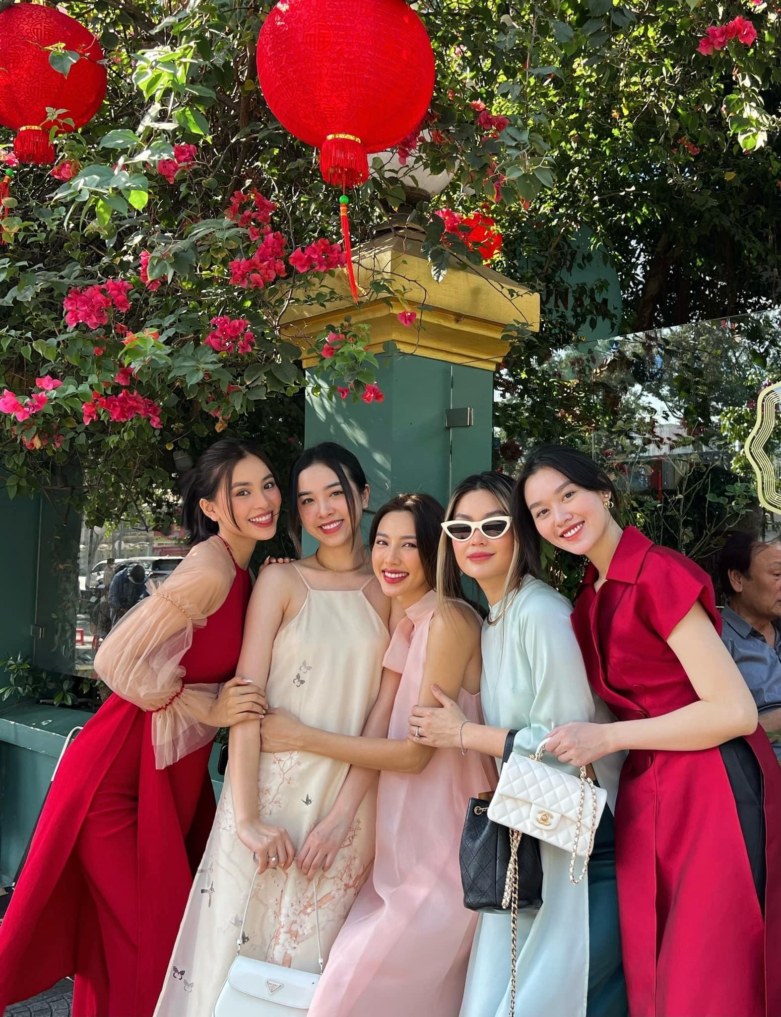 Hoa hậu Thuỳ Tiên khoe vai trần quyến rũ, khoe sắc bên 'hội chị em bông hậu' ngày đầu năm ảnh 3