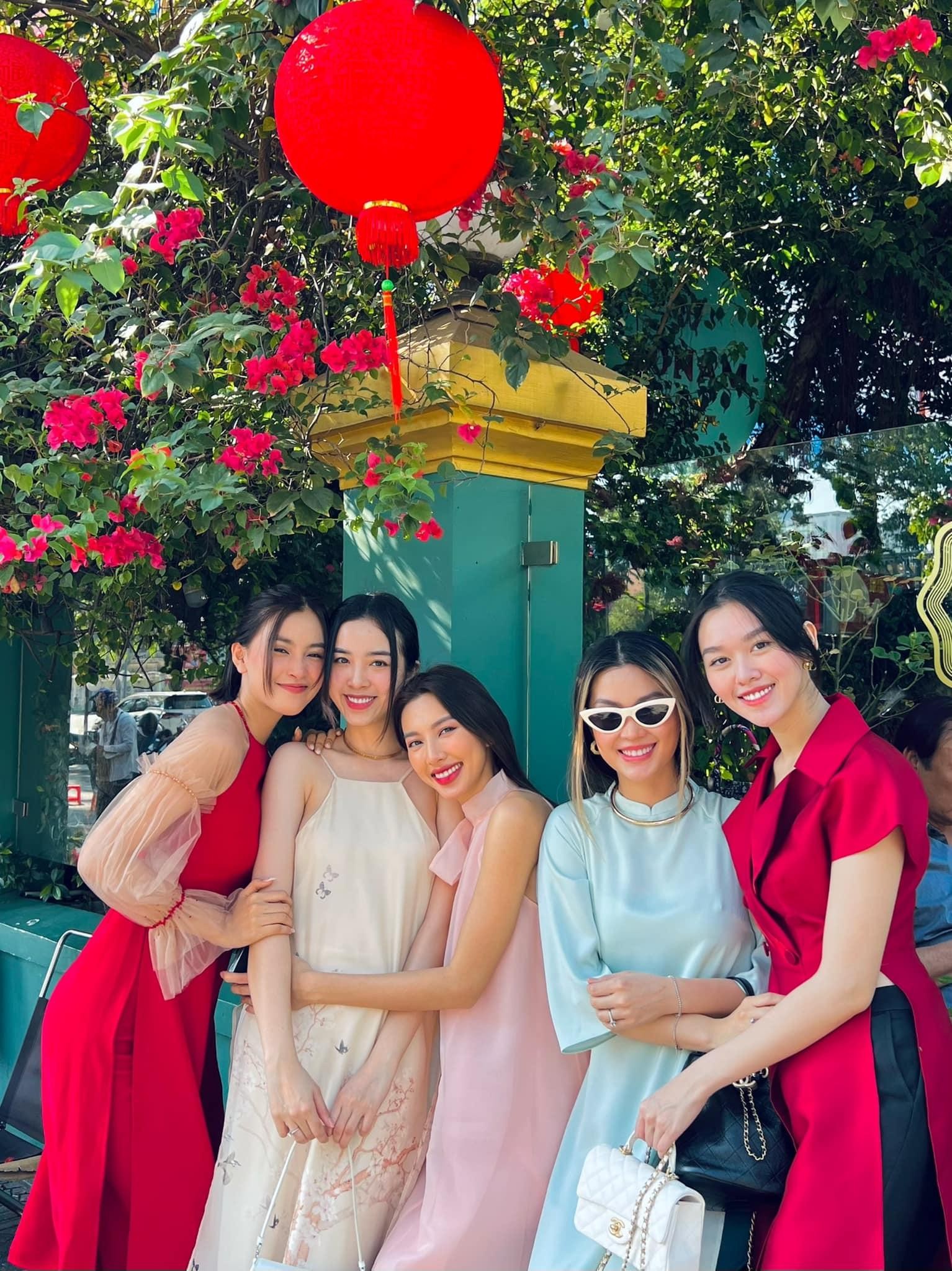 Hoa hậu Thuỳ Tiên khoe vai trần quyến rũ, khoe sắc bên 'hội chị em bông hậu' ngày đầu năm ảnh 2