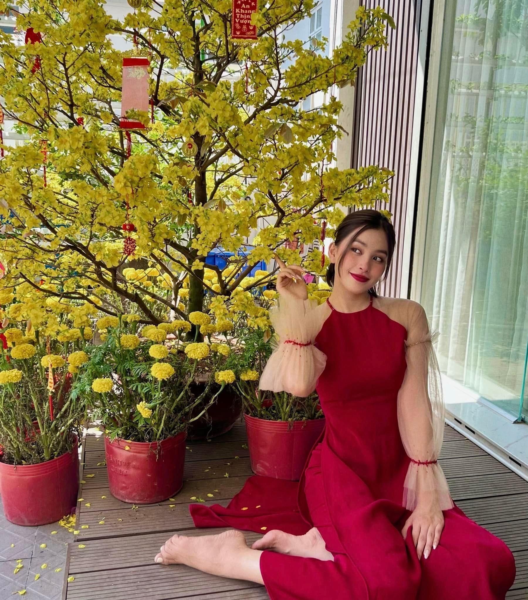 Hoa hậu Thuỳ Tiên khoe vai trần quyến rũ, khoe sắc bên 'hội chị em bông hậu' ngày đầu năm ảnh 6