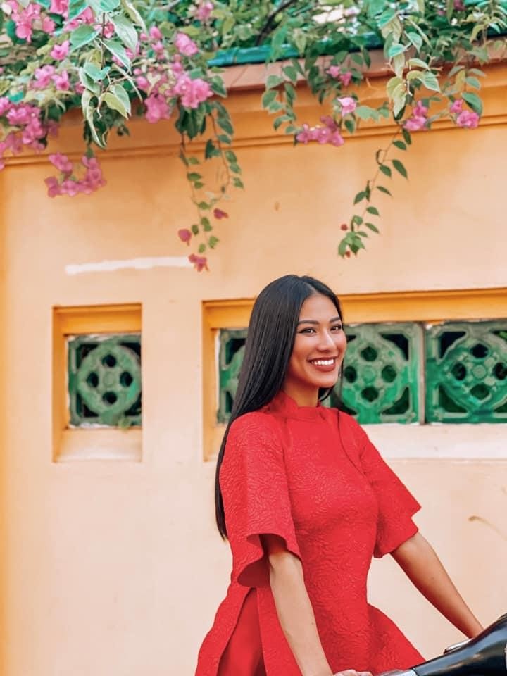 Á hậu Phương Anh, Hoàng Thuỳ cùng diện váy yếm hoá 'nàng Xuân' quyến rũ đầu năm mới ảnh 9