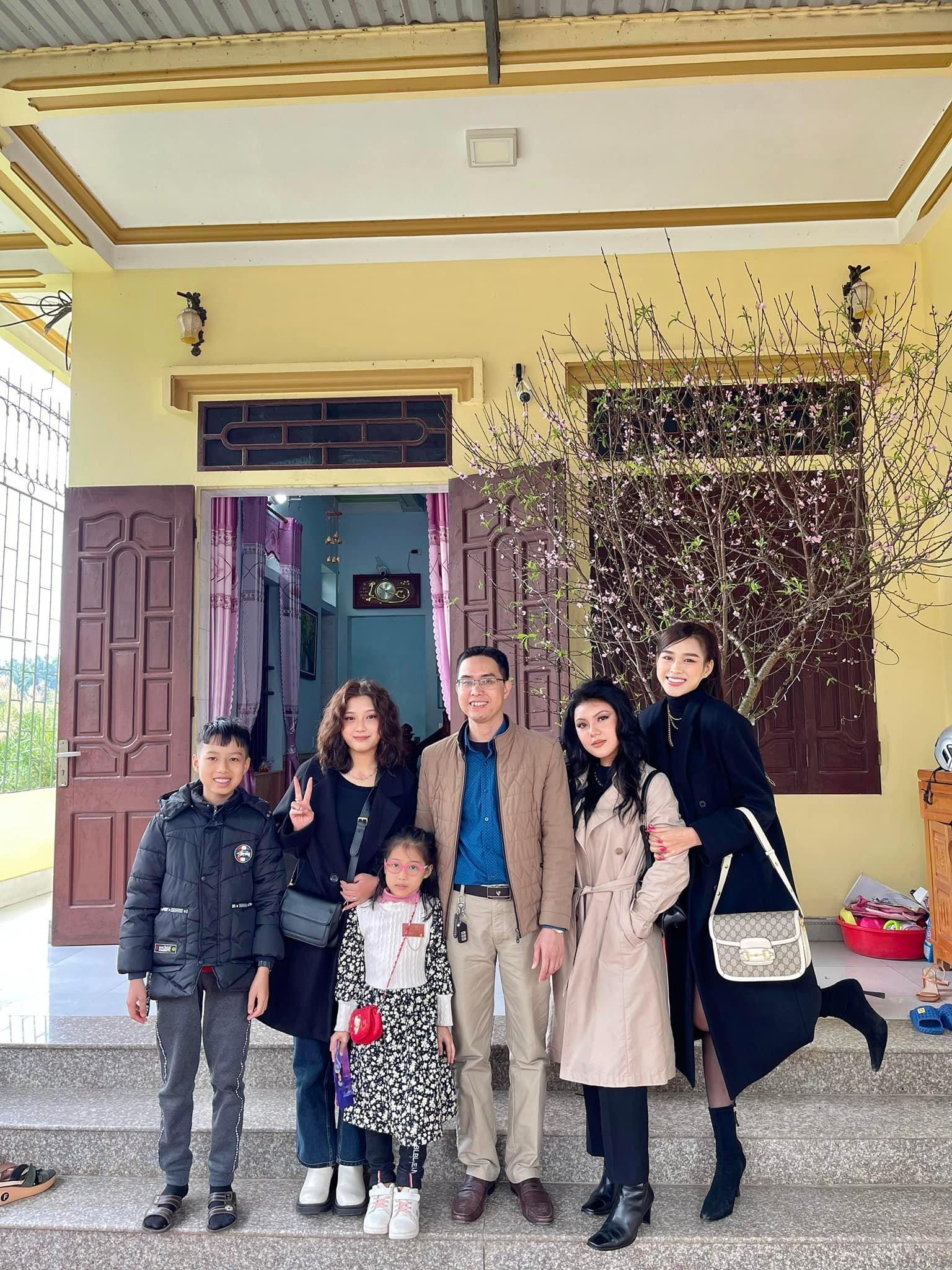 Á hậu Phương Anh, Hoàng Thuỳ cùng diện váy yếm hoá 'nàng Xuân' quyến rũ đầu năm mới ảnh 13