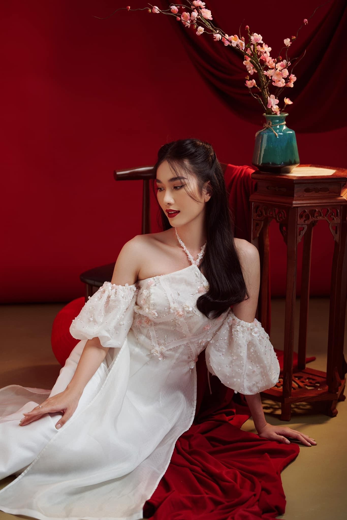 Á hậu Phương Anh, Hoàng Thuỳ cùng diện váy yếm hoá 'nàng Xuân' quyến rũ đầu năm mới ảnh 2