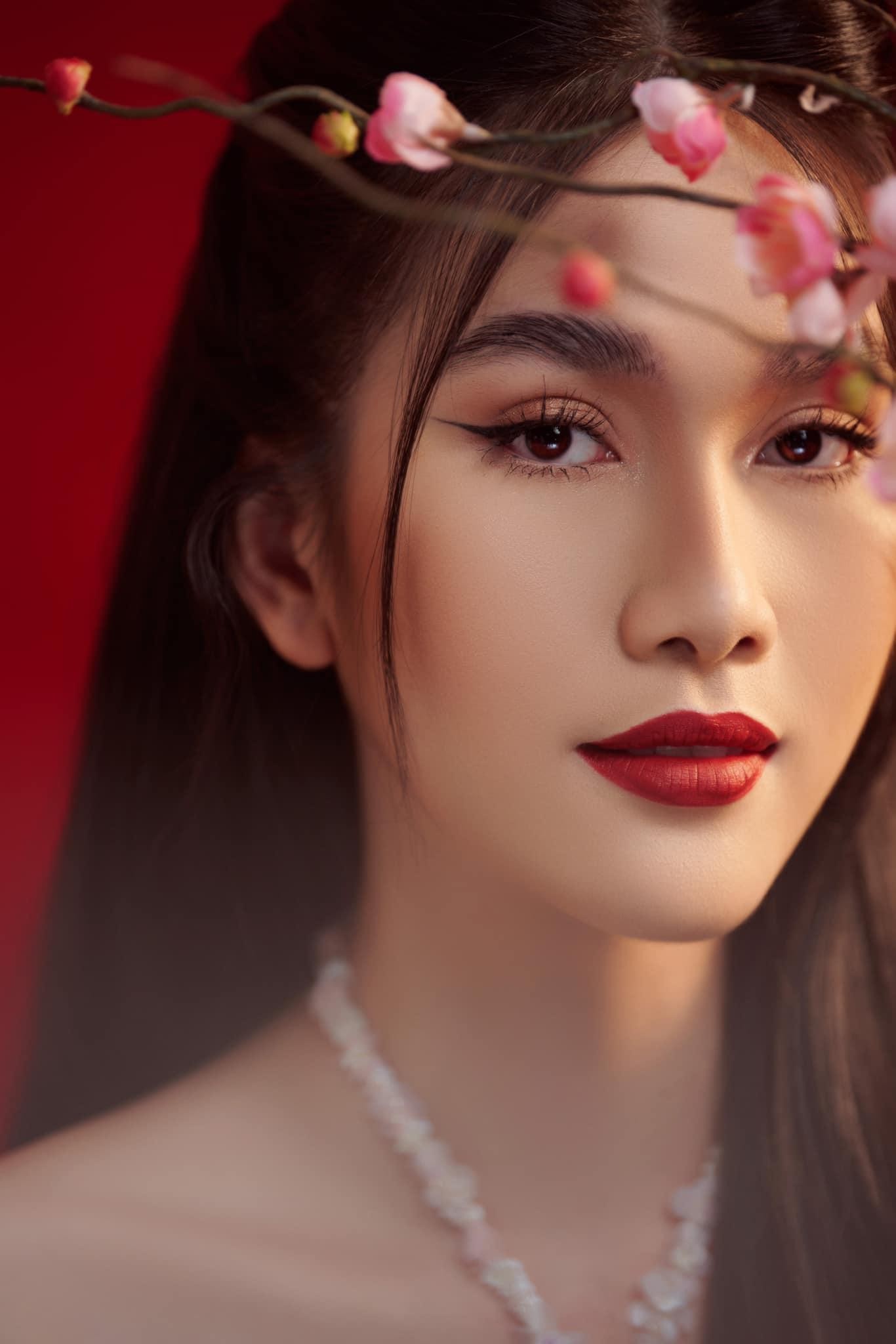 Á hậu Phương Anh, Hoàng Thuỳ cùng diện váy yếm hoá 'nàng Xuân' quyến rũ đầu năm mới ảnh 1