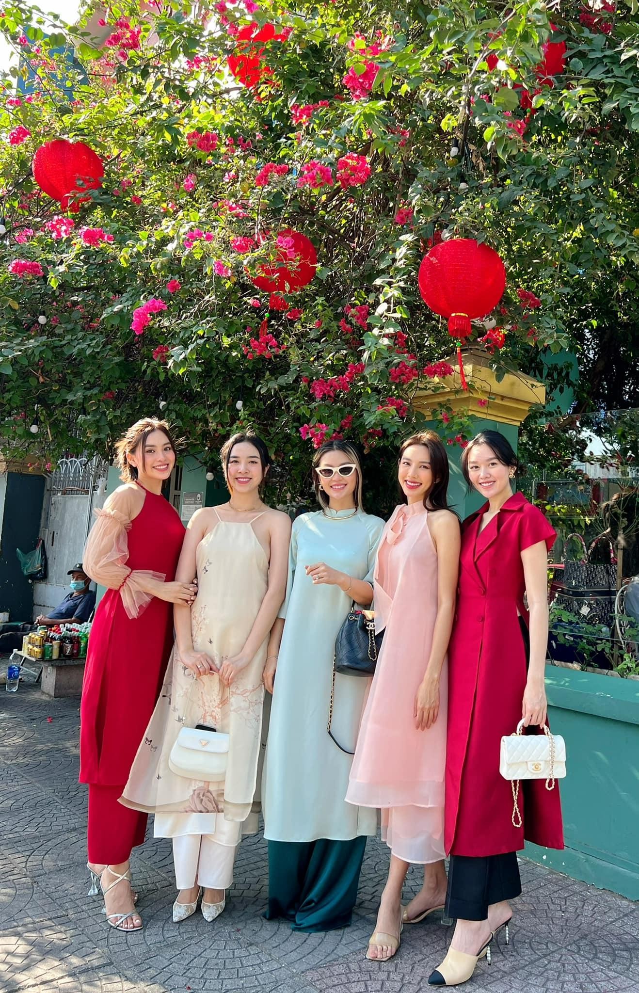 Hoa hậu Thuỳ Tiên khoe vai trần quyến rũ, khoe sắc bên 'hội chị em bông hậu' ngày đầu năm ảnh 4