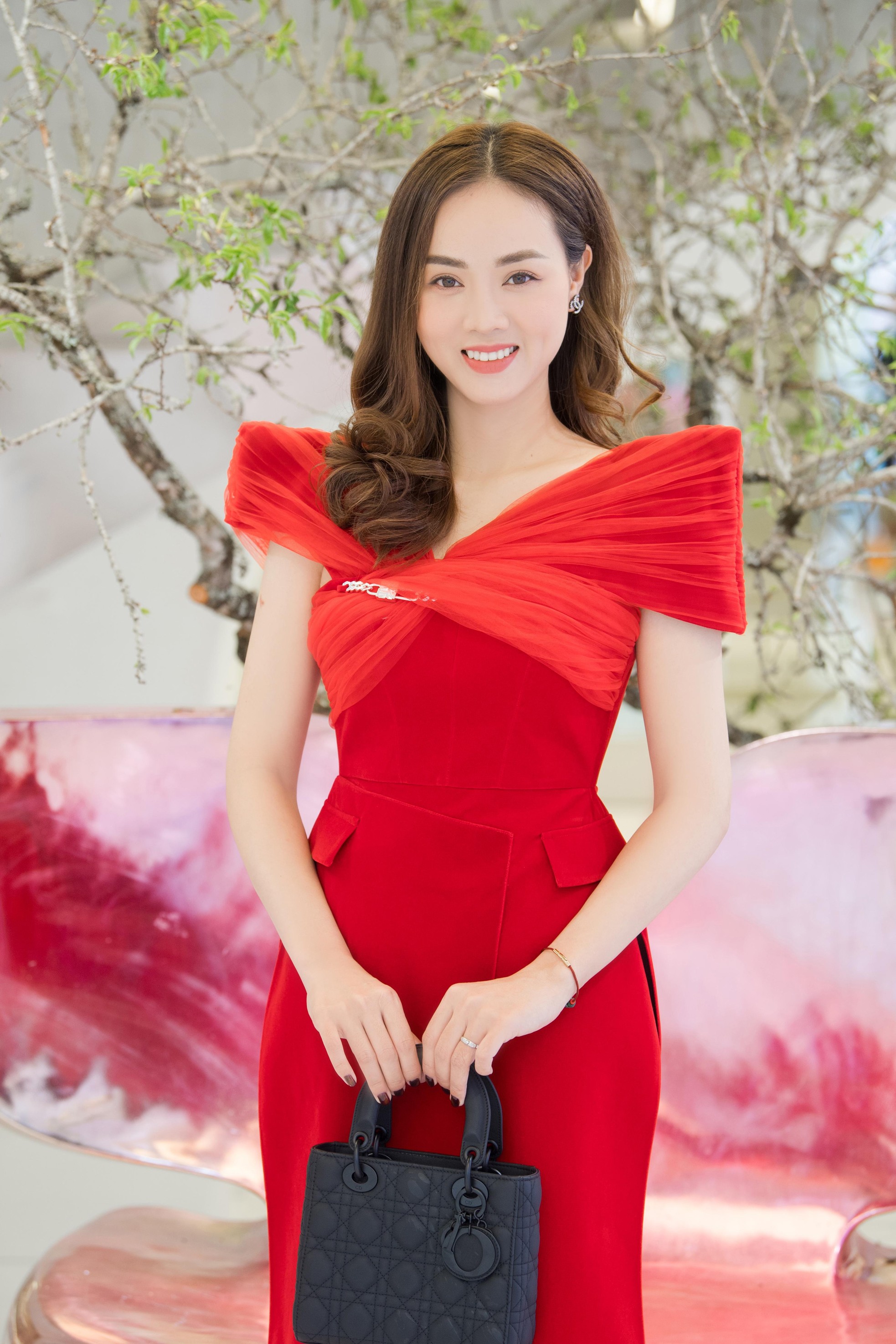 Bà xã NSND Công Lý diện áo lông vũ hồng rực, khoe nhan sắc rạng rỡ ngày đầu năm mới ảnh 10