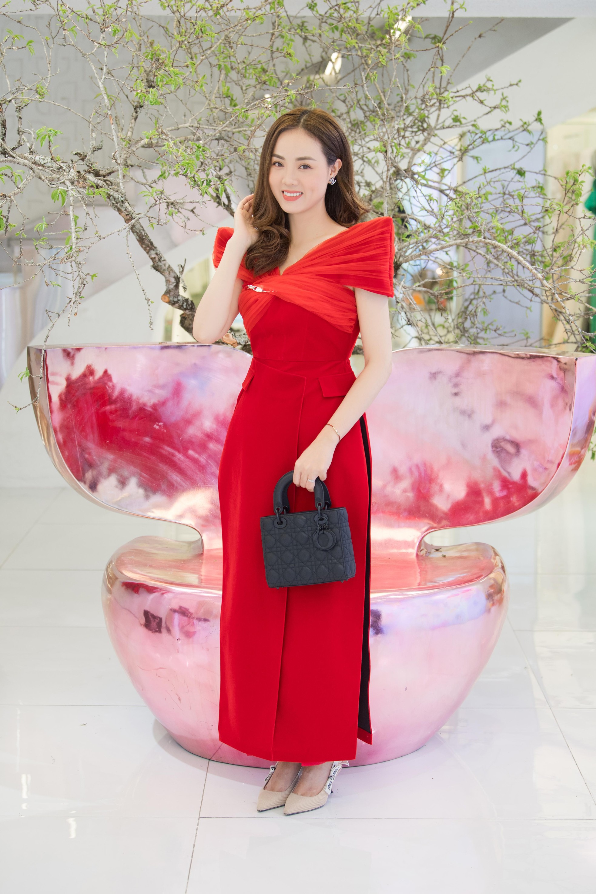 Bà xã NSND Công Lý diện áo lông vũ hồng rực, khoe nhan sắc rạng rỡ ngày đầu năm mới ảnh 8