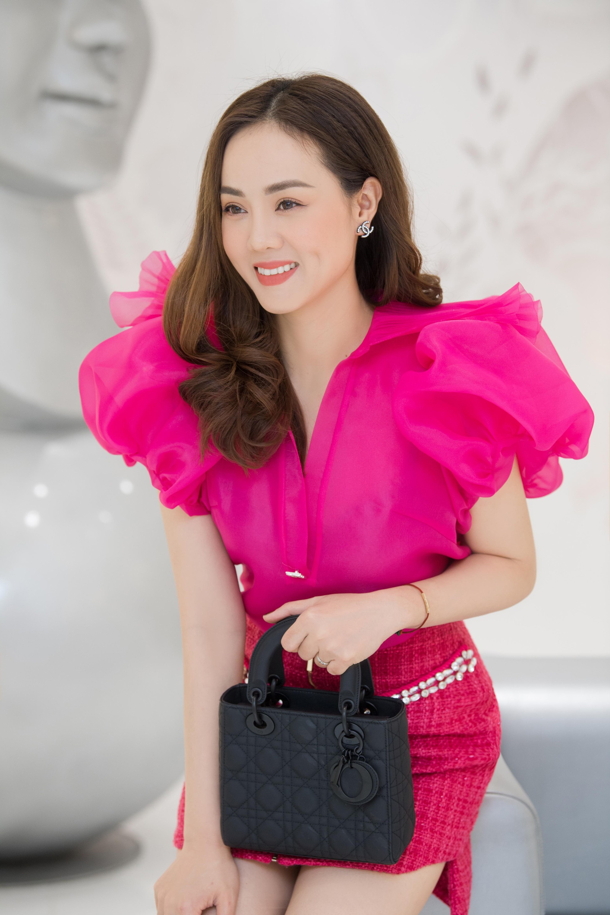 Bà xã NSND Công Lý diện áo lông vũ hồng rực, khoe nhan sắc rạng rỡ ngày đầu năm mới ảnh 5