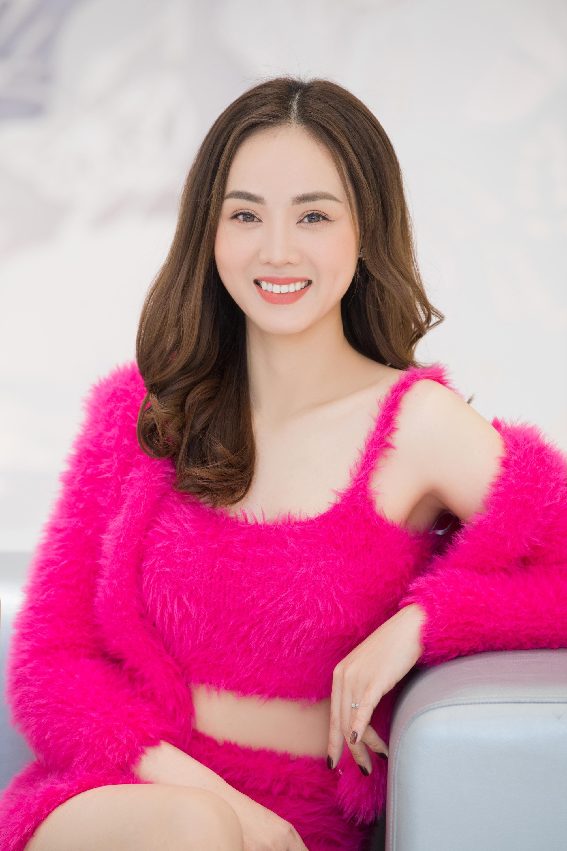 Bà xã NSND Công Lý diện áo lông vũ hồng rực, khoe nhan sắc rạng rỡ ngày đầu năm mới ảnh 2