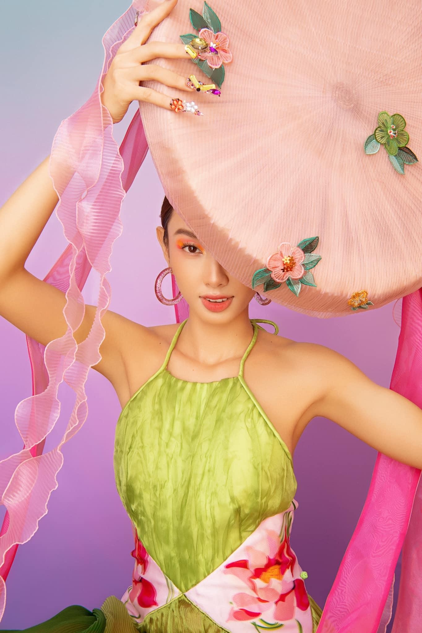 Hoa hậu Thuỳ Tiên chuộng váy yếm khoe vai trần sexy ảnh 3