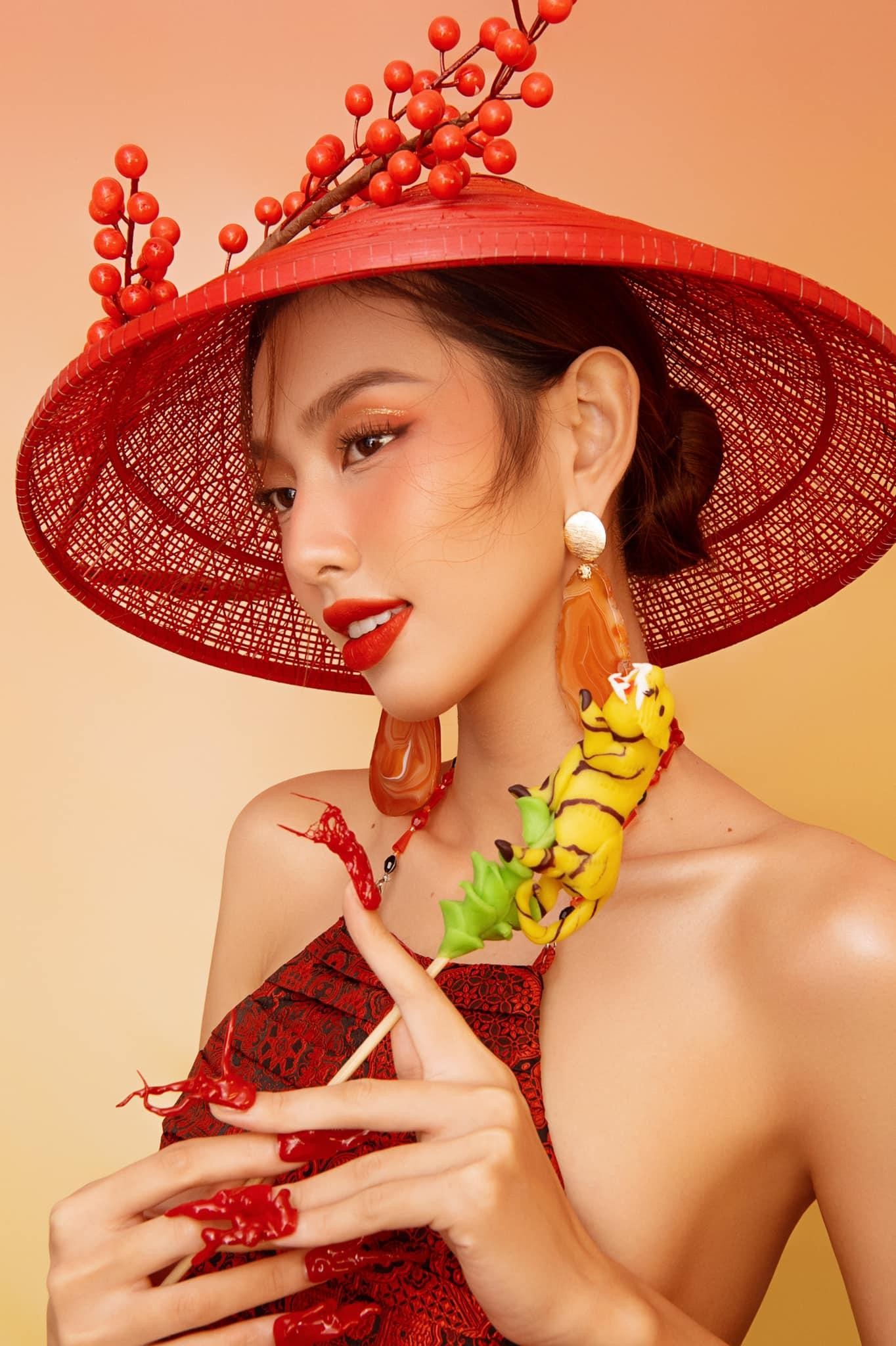 Hoa hậu Thuỳ Tiên chuộng váy yếm khoe vai trần sexy ảnh 2