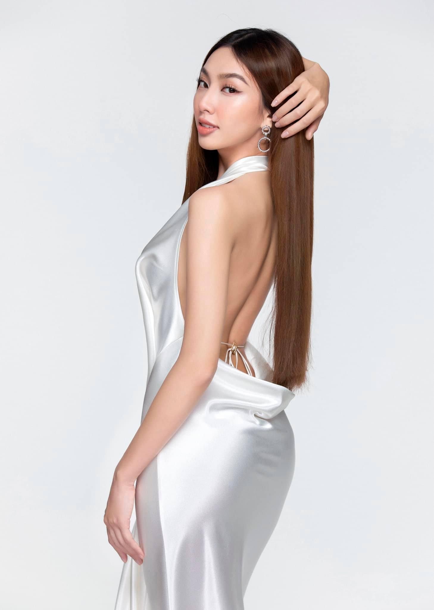 Hoa hậu Thuỳ Tiên chuộng váy yếm khoe vai trần sexy ảnh 6
