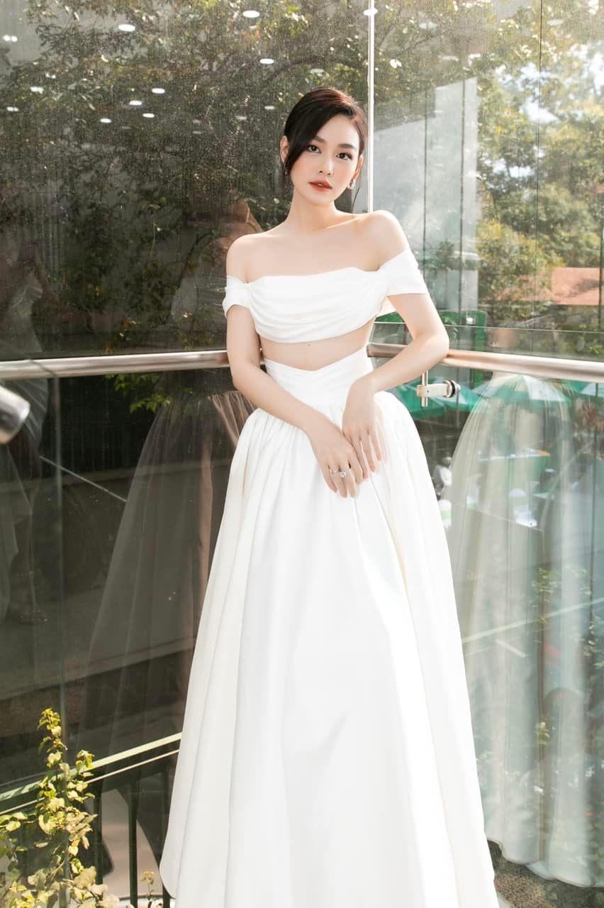 Tường San hiếm hoi mặc váy cut-out cực táo bạo, Đỗ Thị Hà khoe body sexy với váy trễ vai ảnh 3