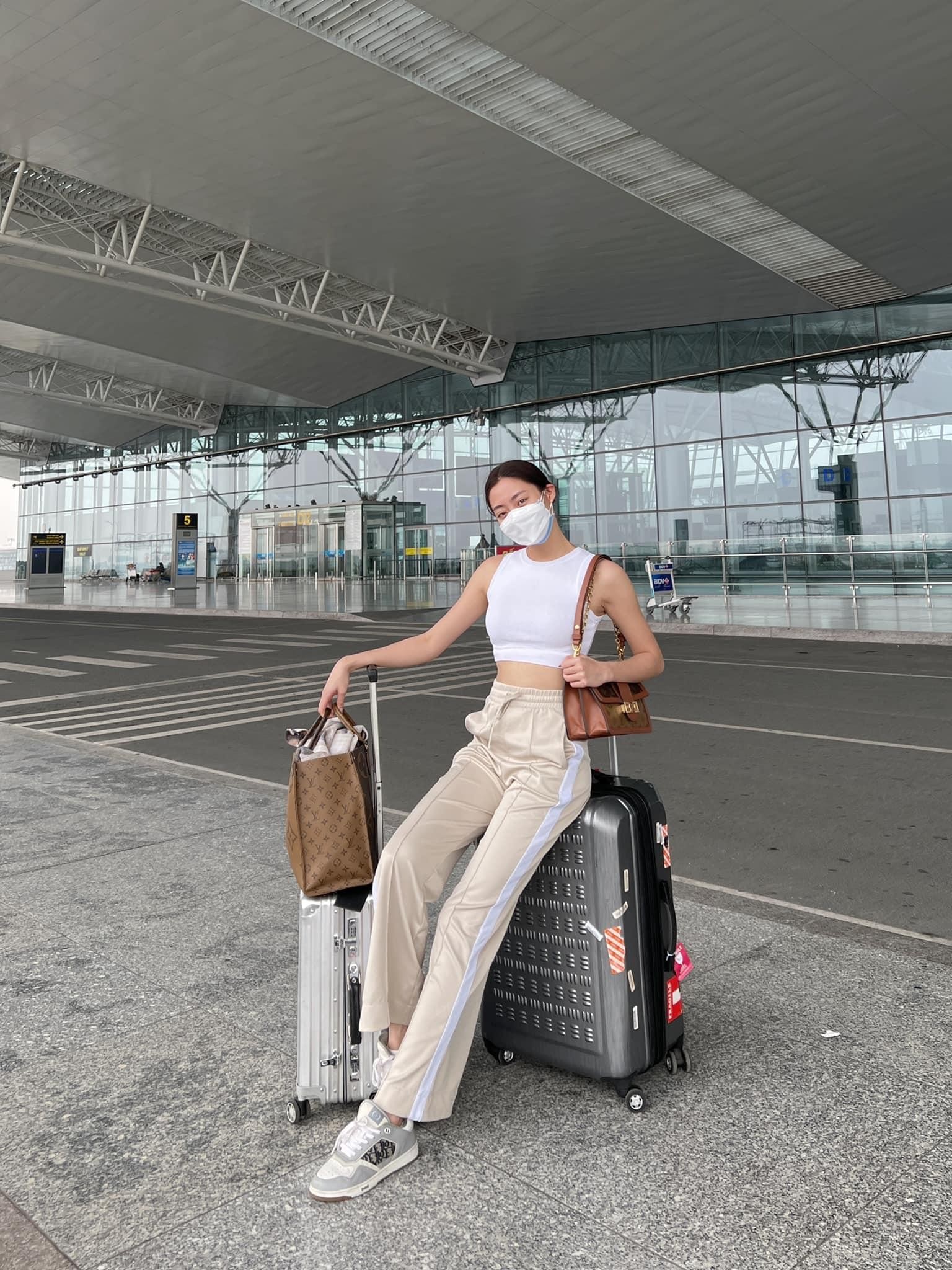 Tường San hiếm hoi mặc váy cut-out cực táo bạo, Đỗ Thị Hà khoe body sexy với váy trễ vai ảnh 11