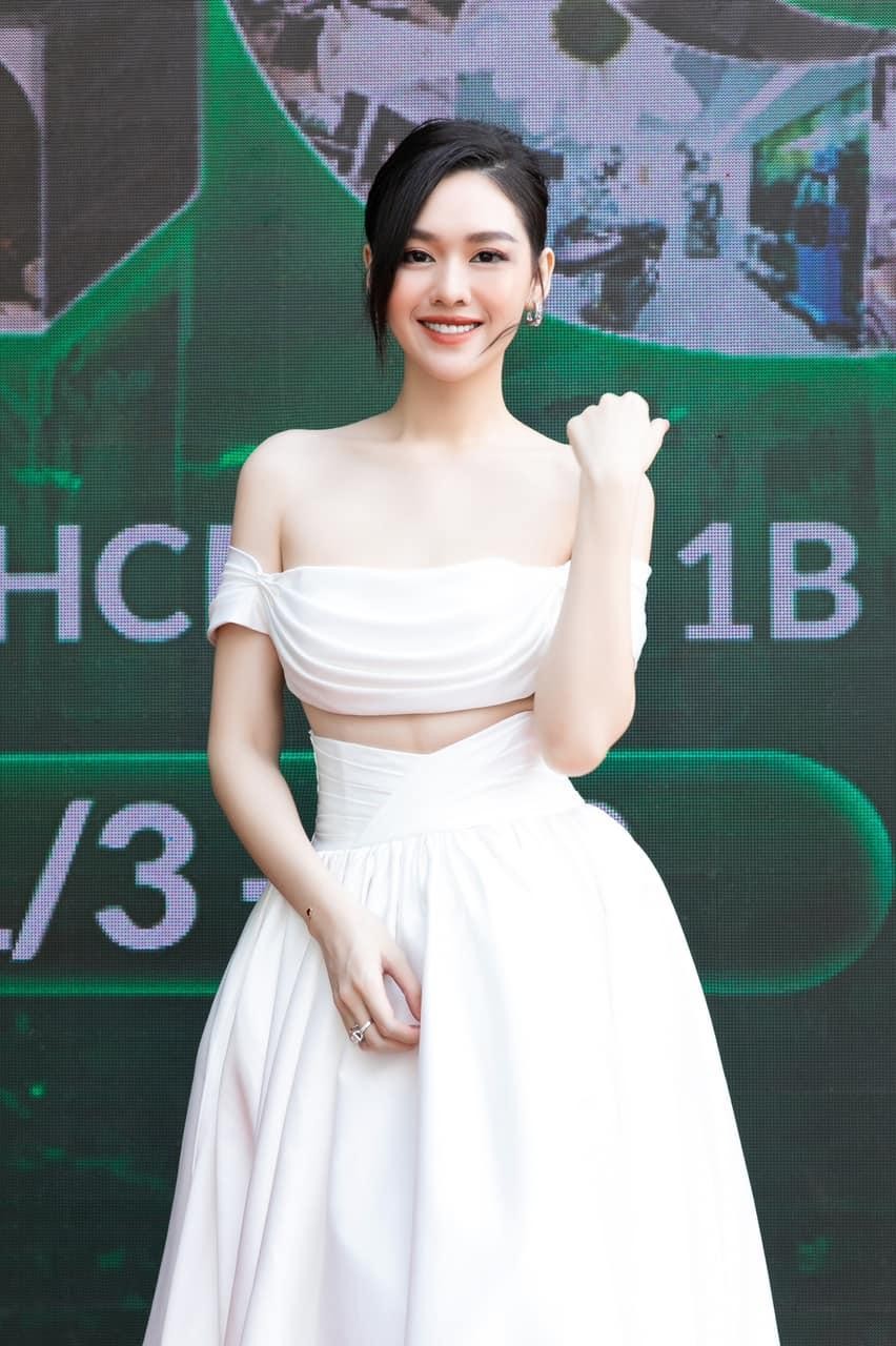 Tường San hiếm hoi mặc váy cut-out cực táo bạo, Đỗ Thị Hà khoe body sexy với váy trễ vai ảnh 2